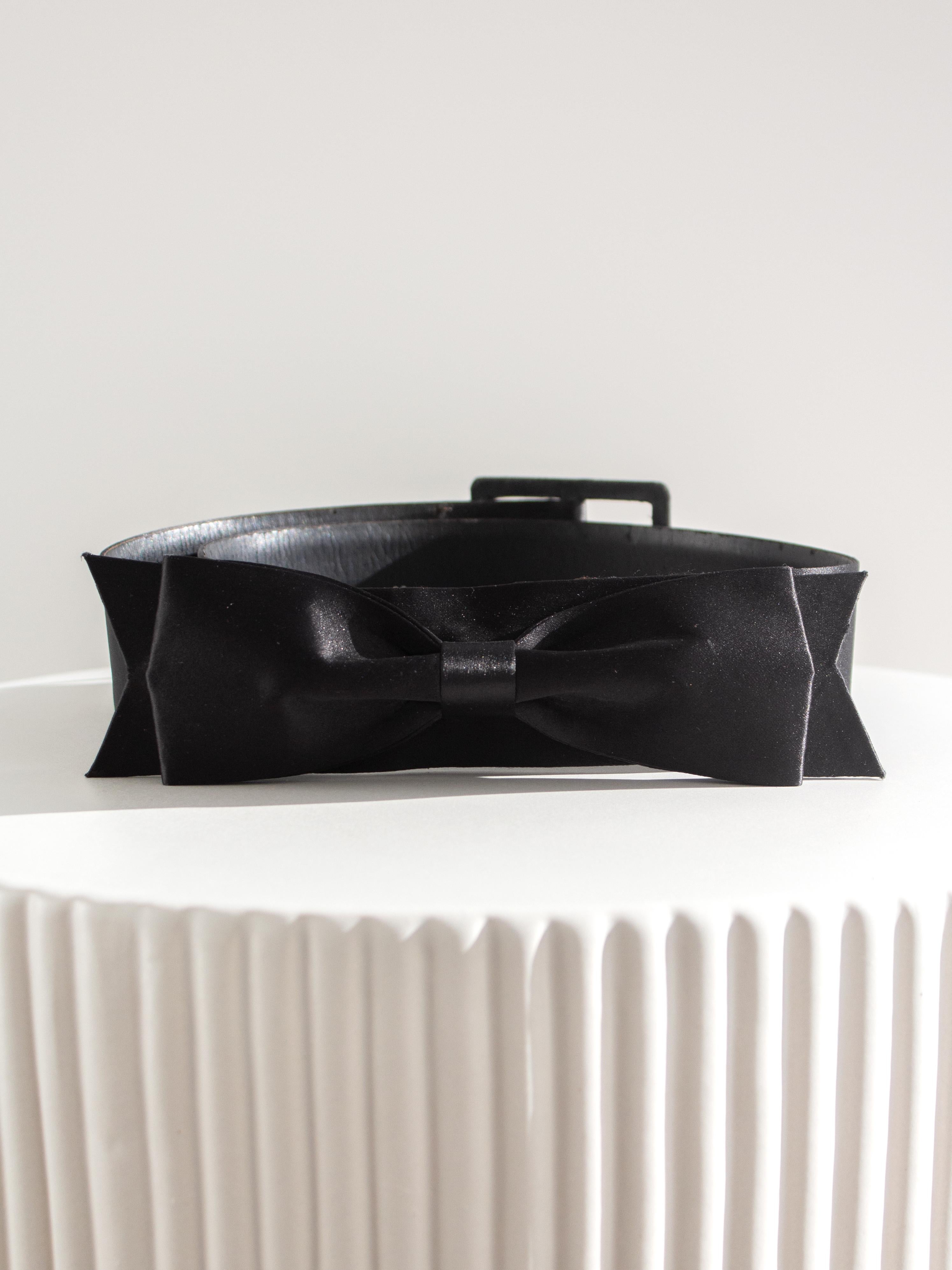 Chanel Vintage A/I 1995 Cintura con fiocco in raso nero a vita larga 95A In condizioni buone in vendita a Jersey City, NJ