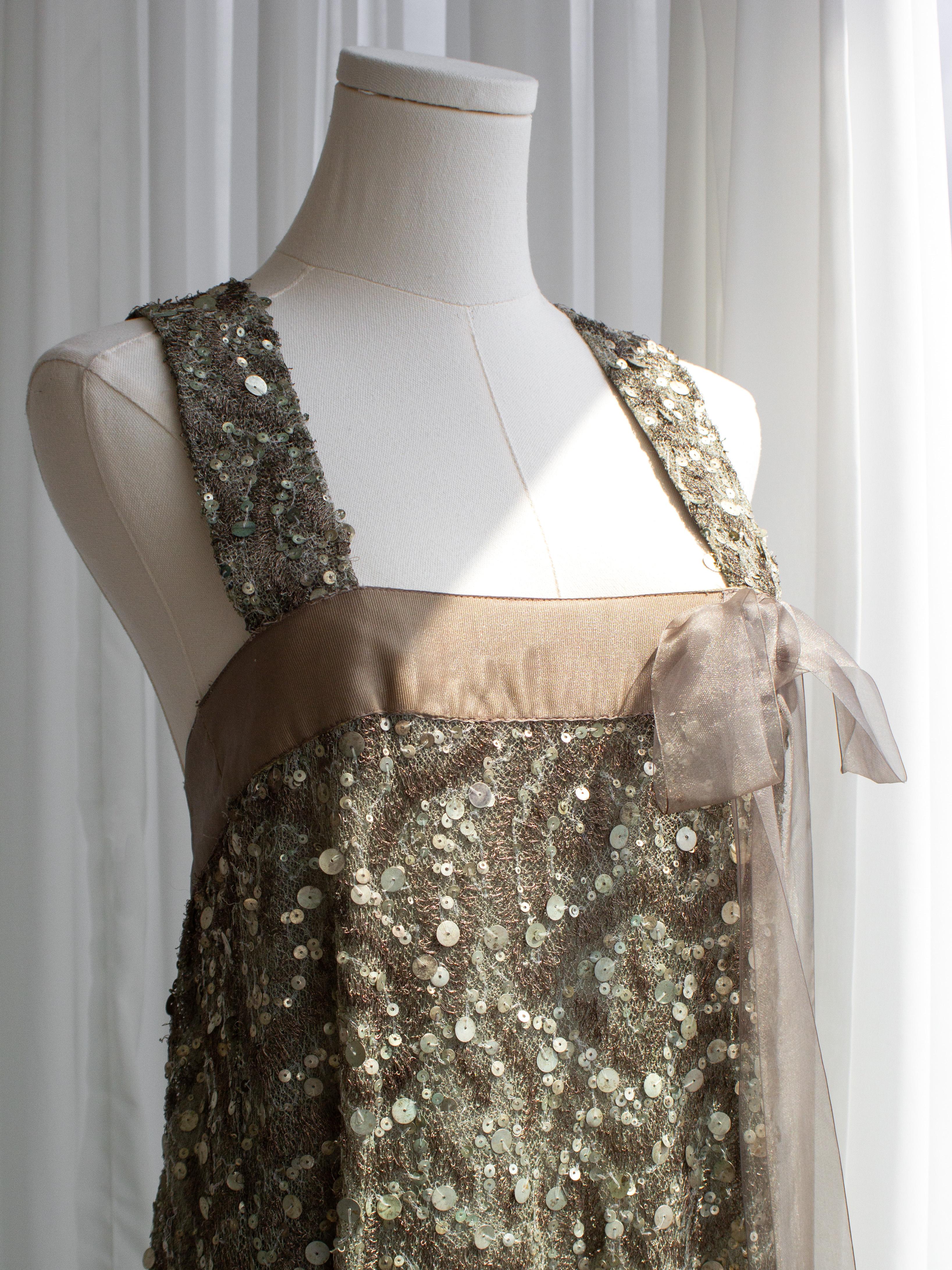 Chanel Vintage F/W 2003 Taupe Grün Pailletten verschönert Bogen 03A Kleid Kleid im Angebot 7