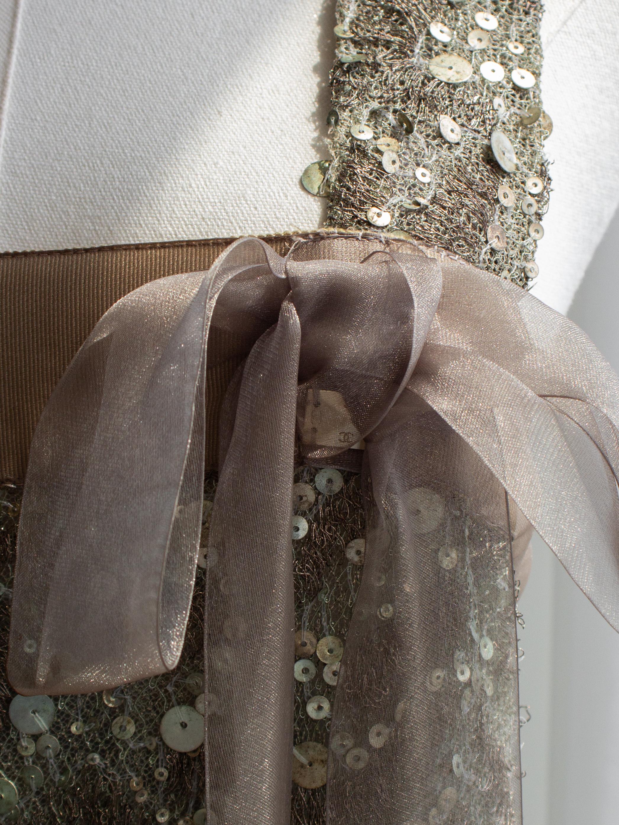 Chanel Vintage F/W 2003 Taupe Grün Pailletten verschönert Bogen 03A Kleid Kleid im Angebot 9