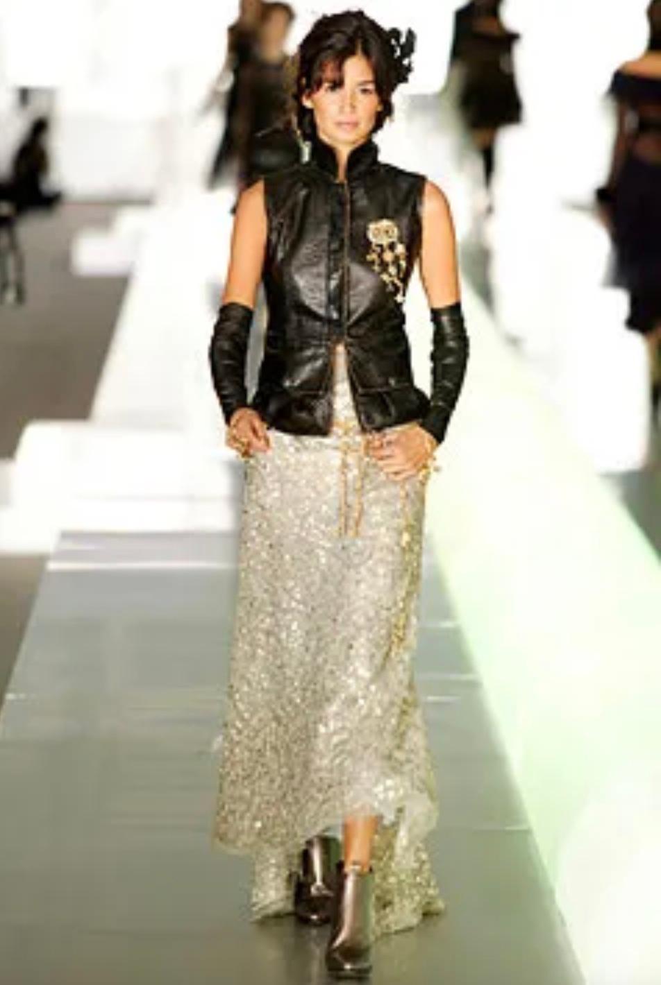 Ein außergewöhnliches Laufstegkleid aus der Herbst/Winter 2003 Kollektion von Chanel, entworfen von Karl Lagerfeld. Inspiriert vom Glamour der Abendgarderobe der 1920er Jahre, fängt es mit seinen aufwendigen, von Hand gefertigten Verzierungen und