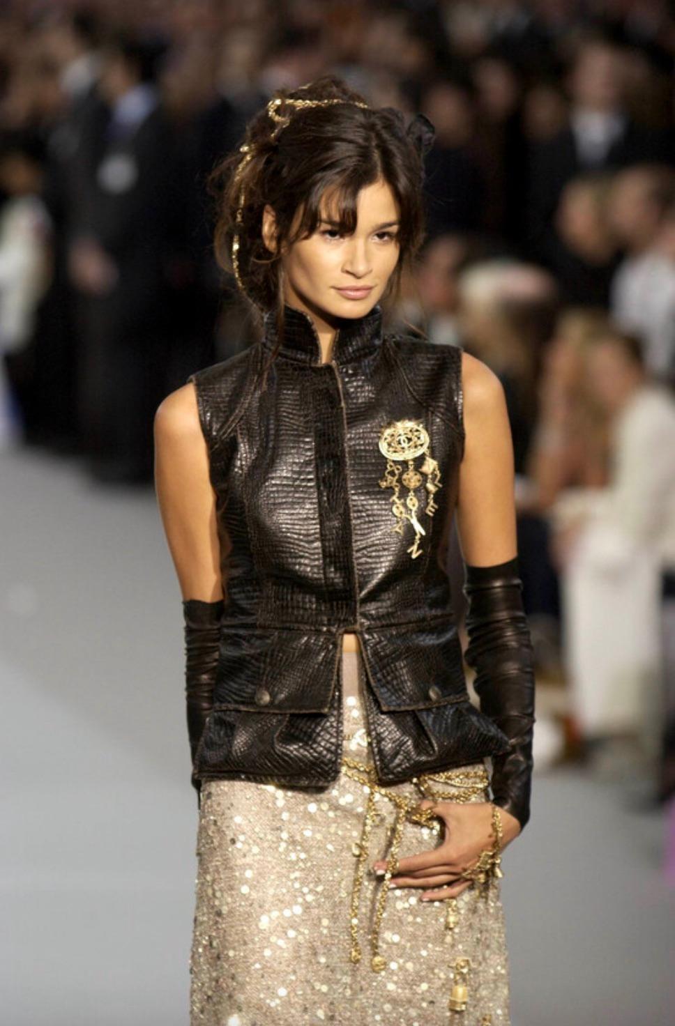 Chanel Vintage F/W 2003 Taupe Grün Pailletten verschönert Bogen 03A Kleid Kleid (Grau) im Angebot