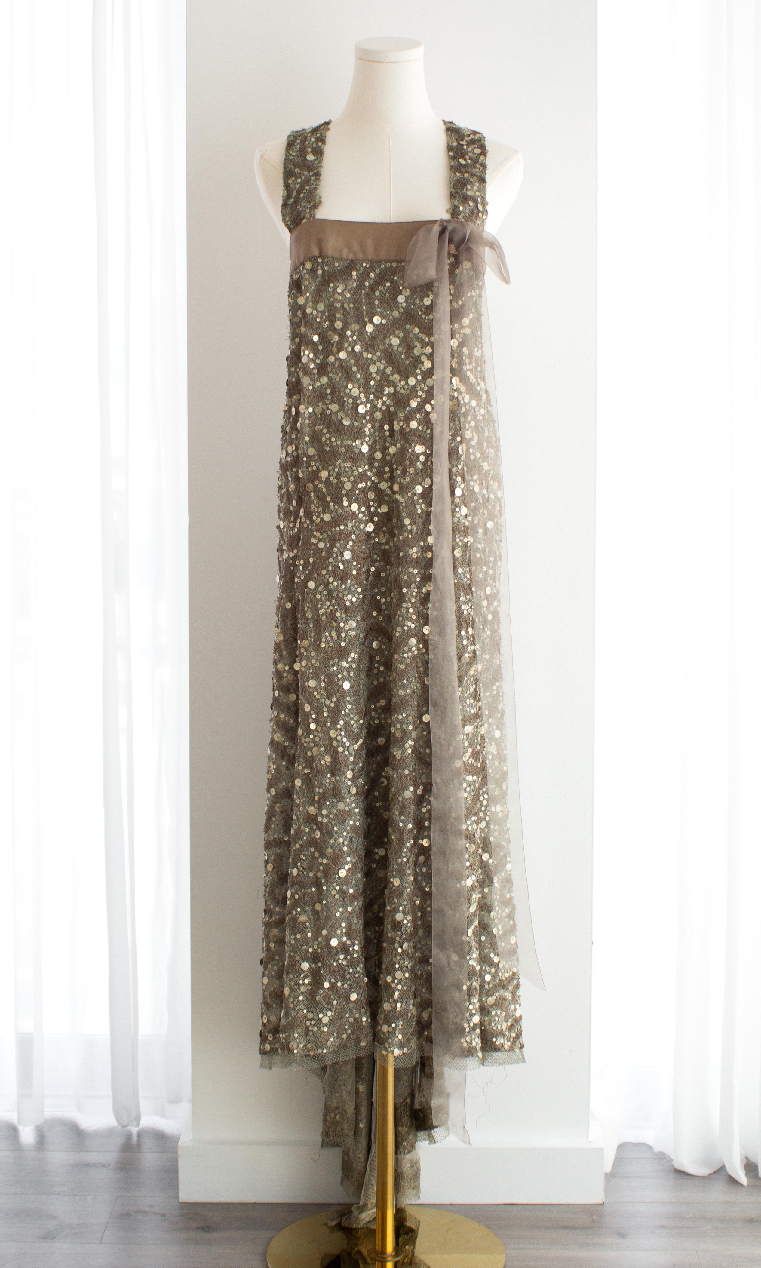 Chanel Vintage F/W 2003 Taupe Grün Pailletten verschönert Bogen 03A Kleid Kleid im Zustand „Gut“ im Angebot in Jersey City, NJ