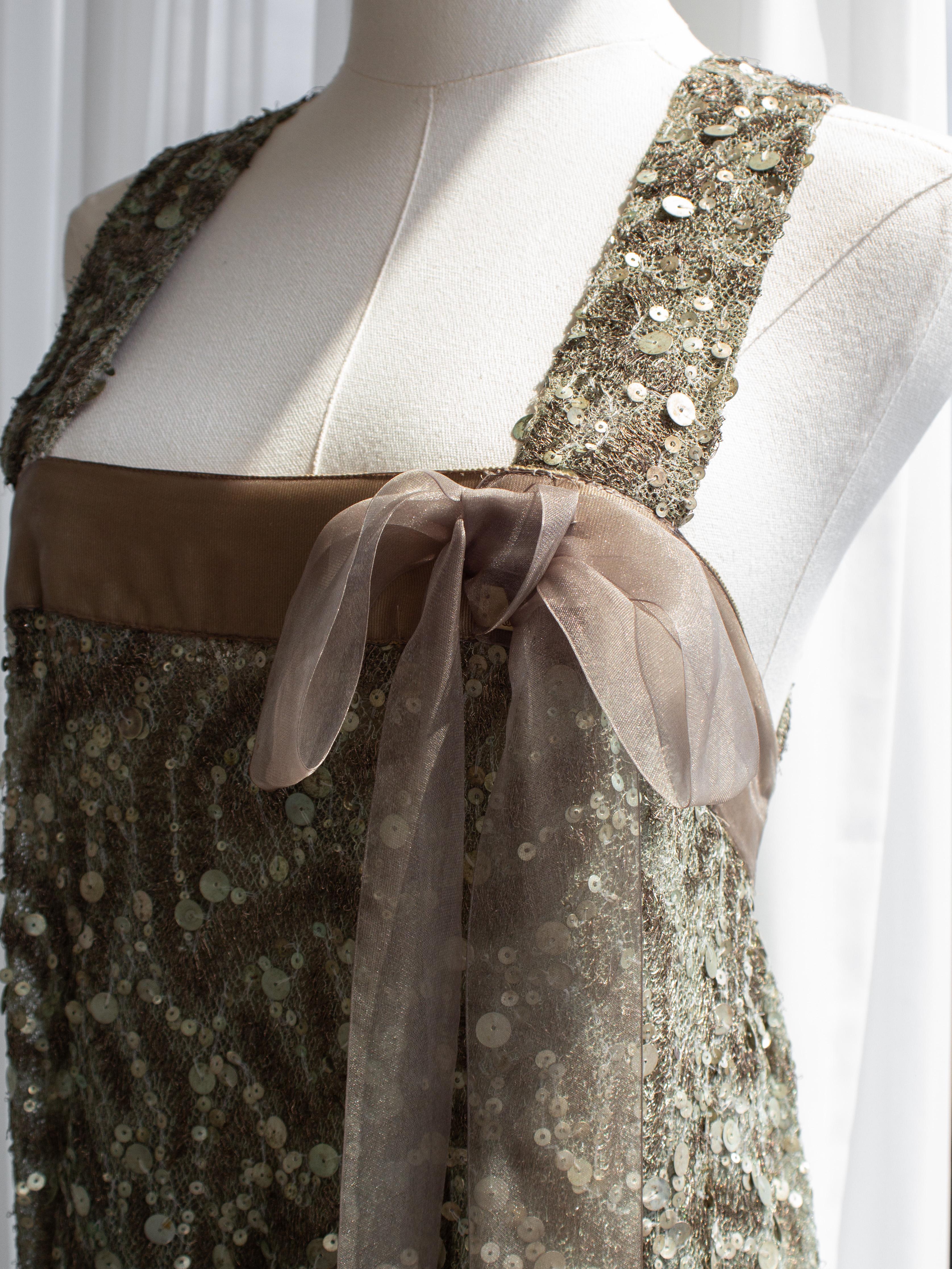 Chanel Vintage F/W 2003 Taupe Grün Pailletten verschönert Bogen 03A Kleid Kleid Damen im Angebot