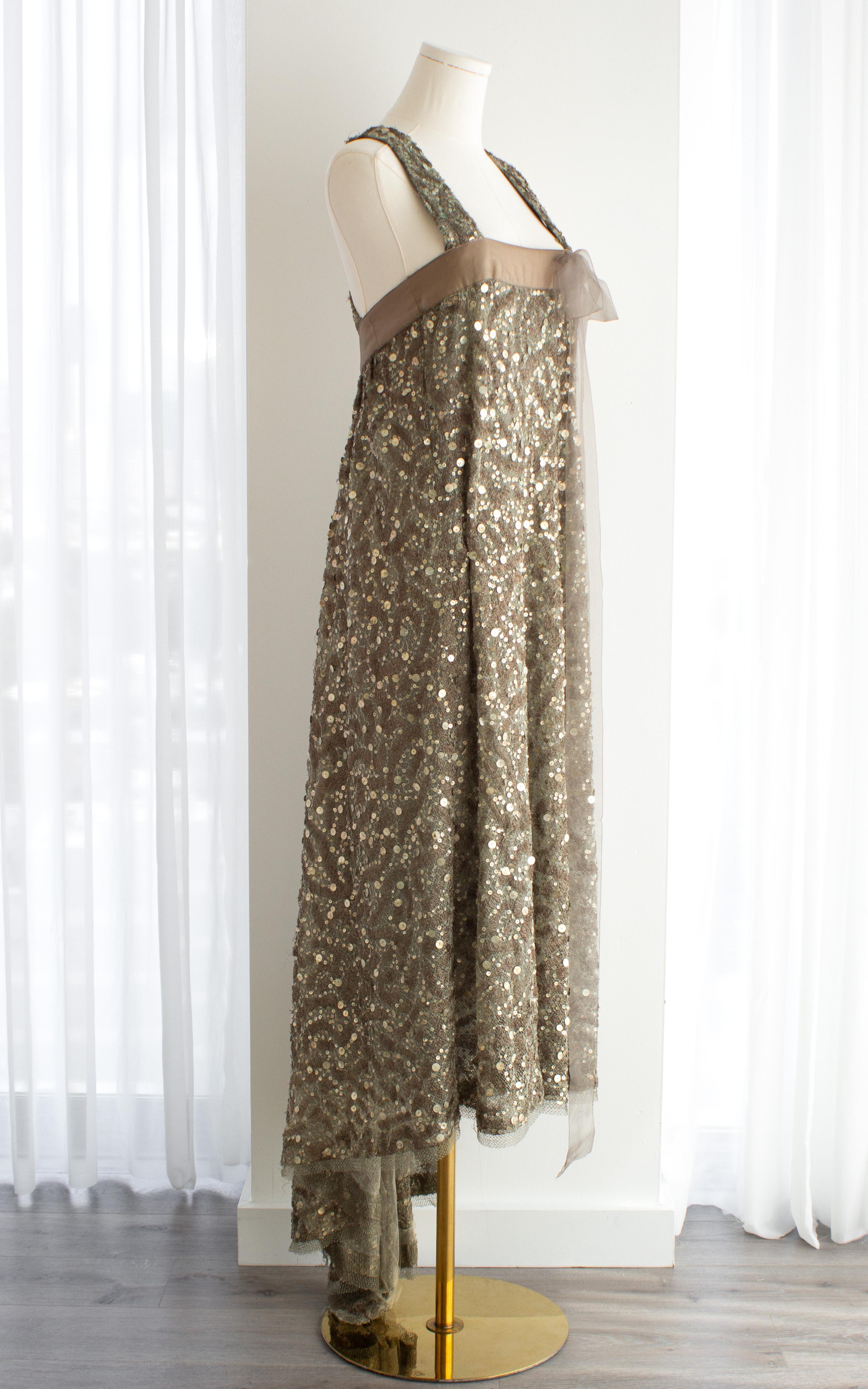 Chanel Vintage F/W 2003 Taupe Grün Pailletten verschönert Bogen 03A Kleid Kleid im Angebot 1