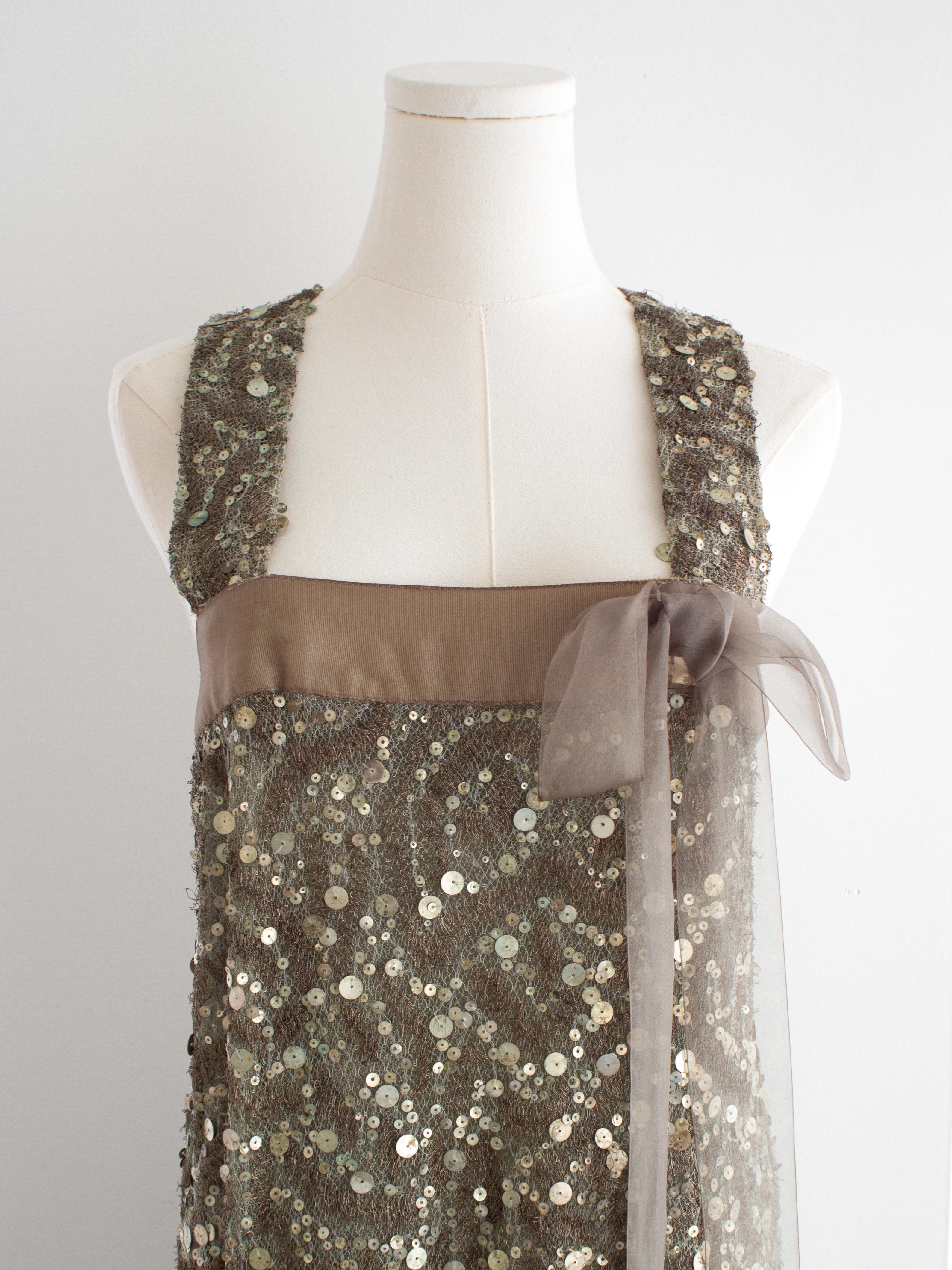 Chanel Vintage F/W 2003 Taupe Grün Pailletten verschönert Bogen 03A Kleid Kleid im Angebot 2