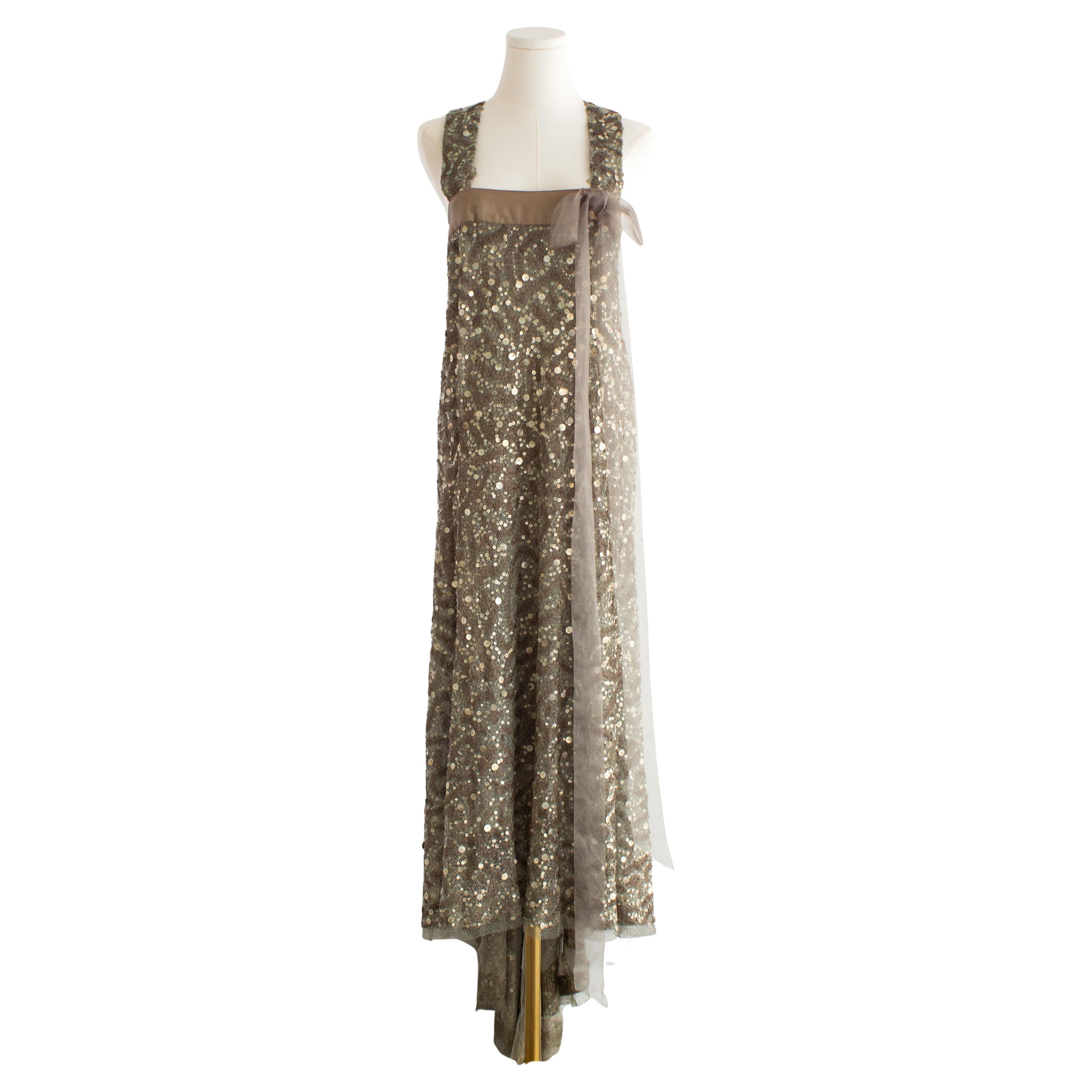 Chanel Vintage F/W 2003 Taupe Grün Pailletten verschönert Bogen 03A Kleid Kleid im Angebot
