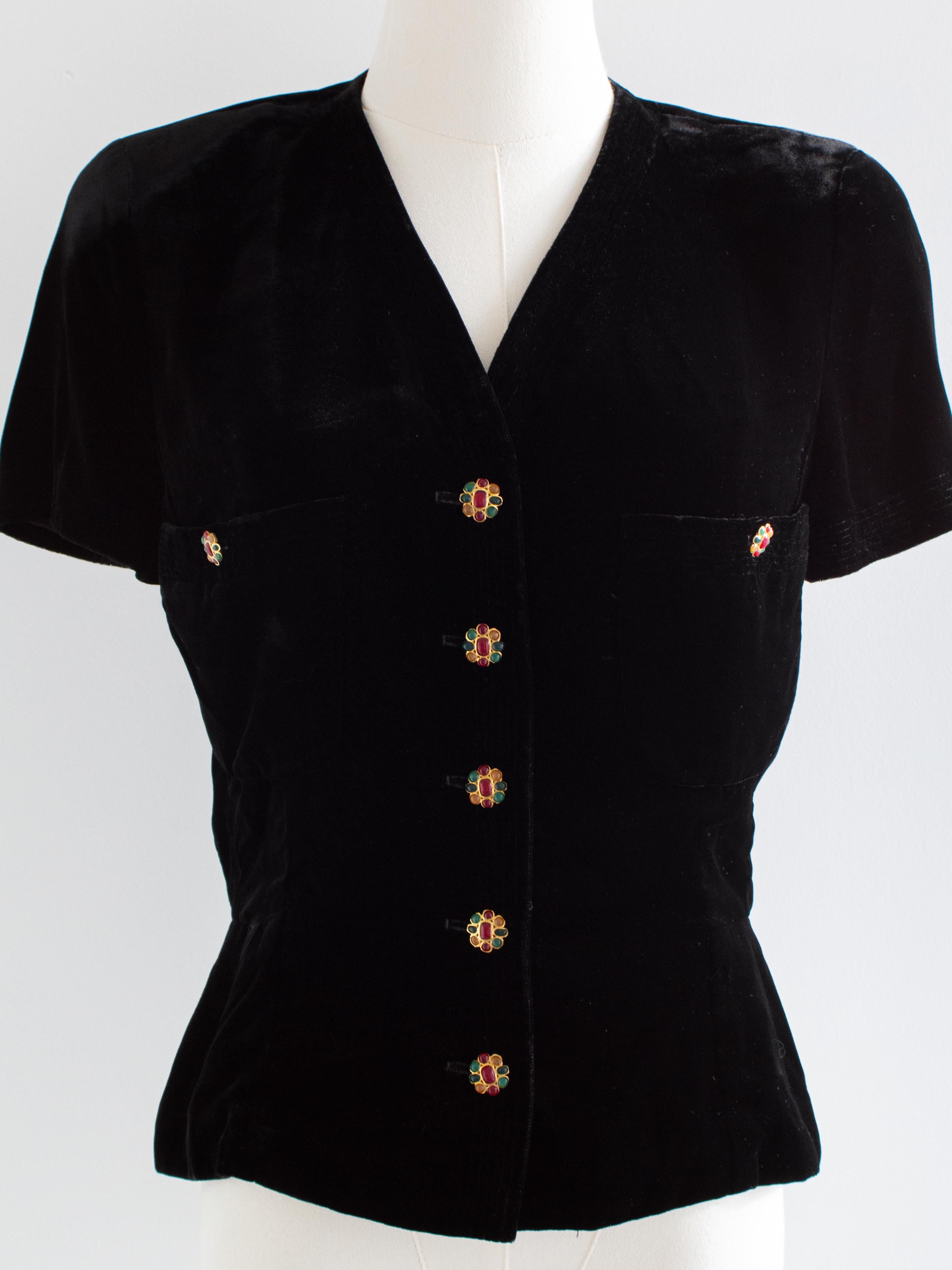Chanel Vintage H/W 1996 Laufsteg Schwarzer Samt LBJ Gold Gripoix Juwelen 96A Jacke im Angebot 6
