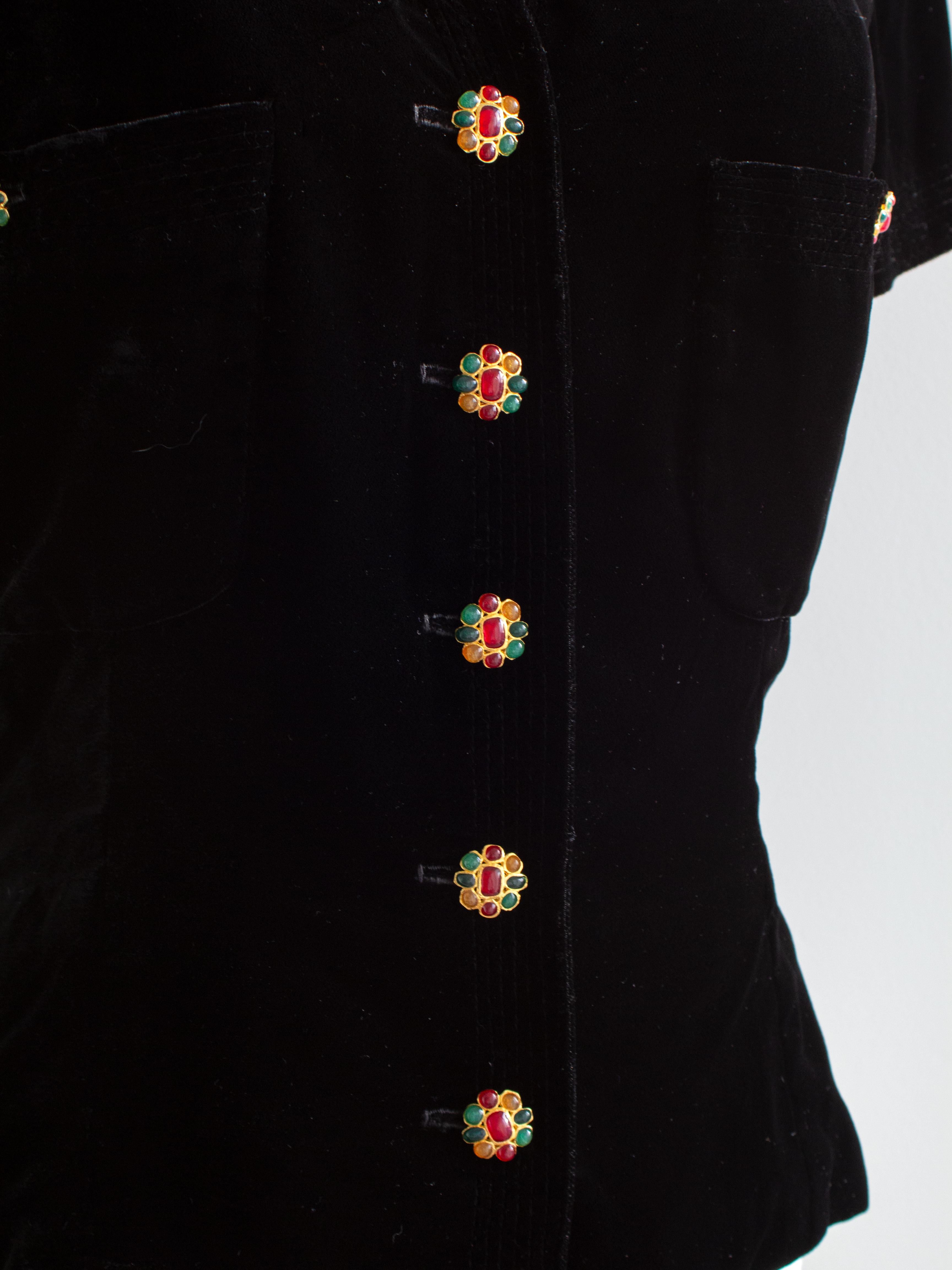 Chanel Vintage H/W 1996 Laufsteg Schwarzer Samt LBJ Gold Gripoix Juwelen 96A Jacke im Angebot 8