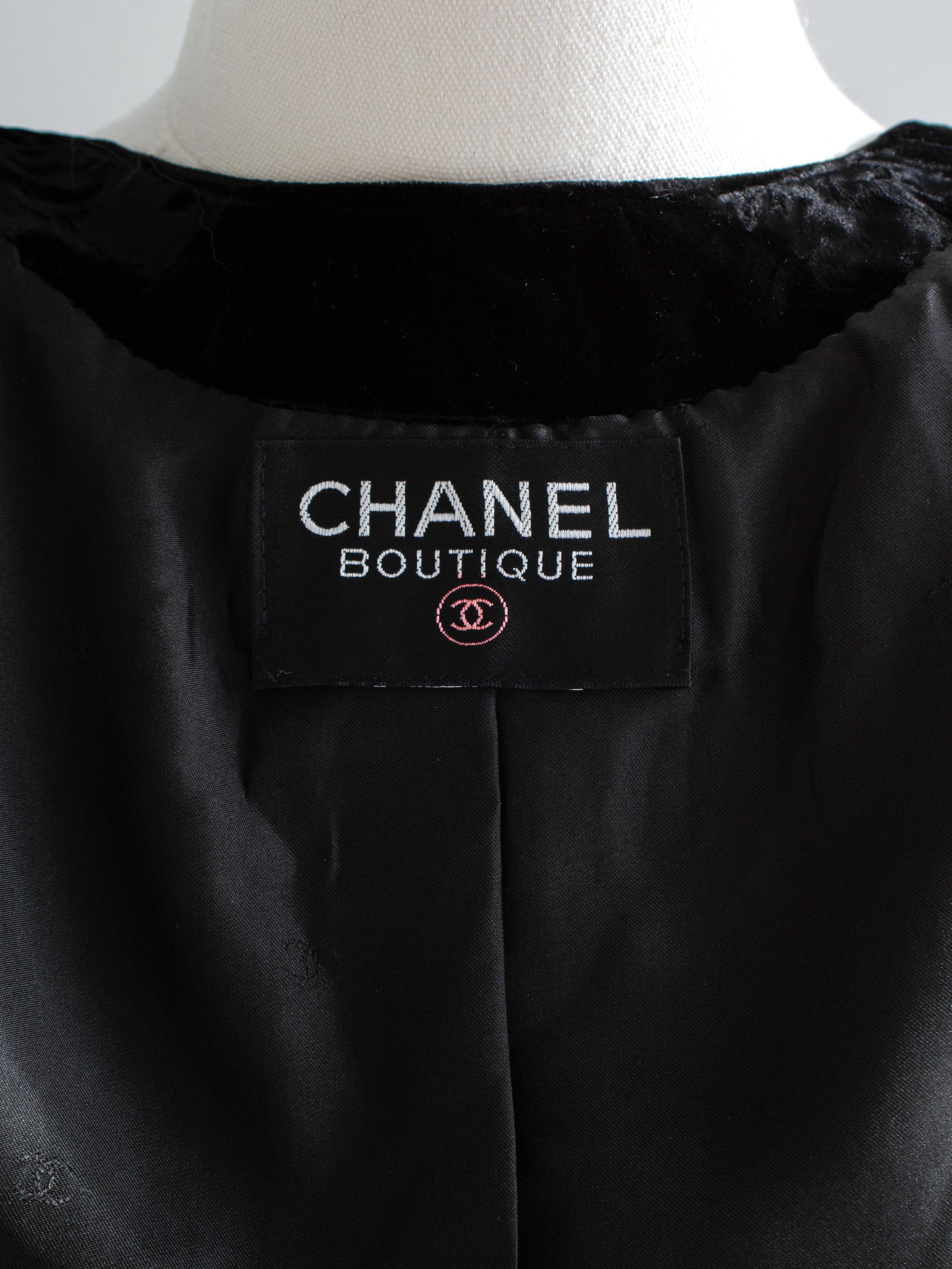 Chanel Vintage H/W 1996 Laufsteg Schwarzer Samt LBJ Gold Gripoix Juwelen 96A Jacke im Angebot 11