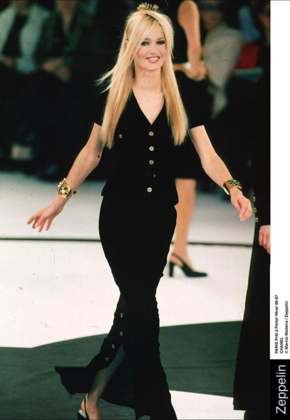 Chanel Vintage H/W 1996 Laufsteg Schwarzer Samt LBJ Gold Gripoix Juwelen 96A Jacke im Angebot 1
