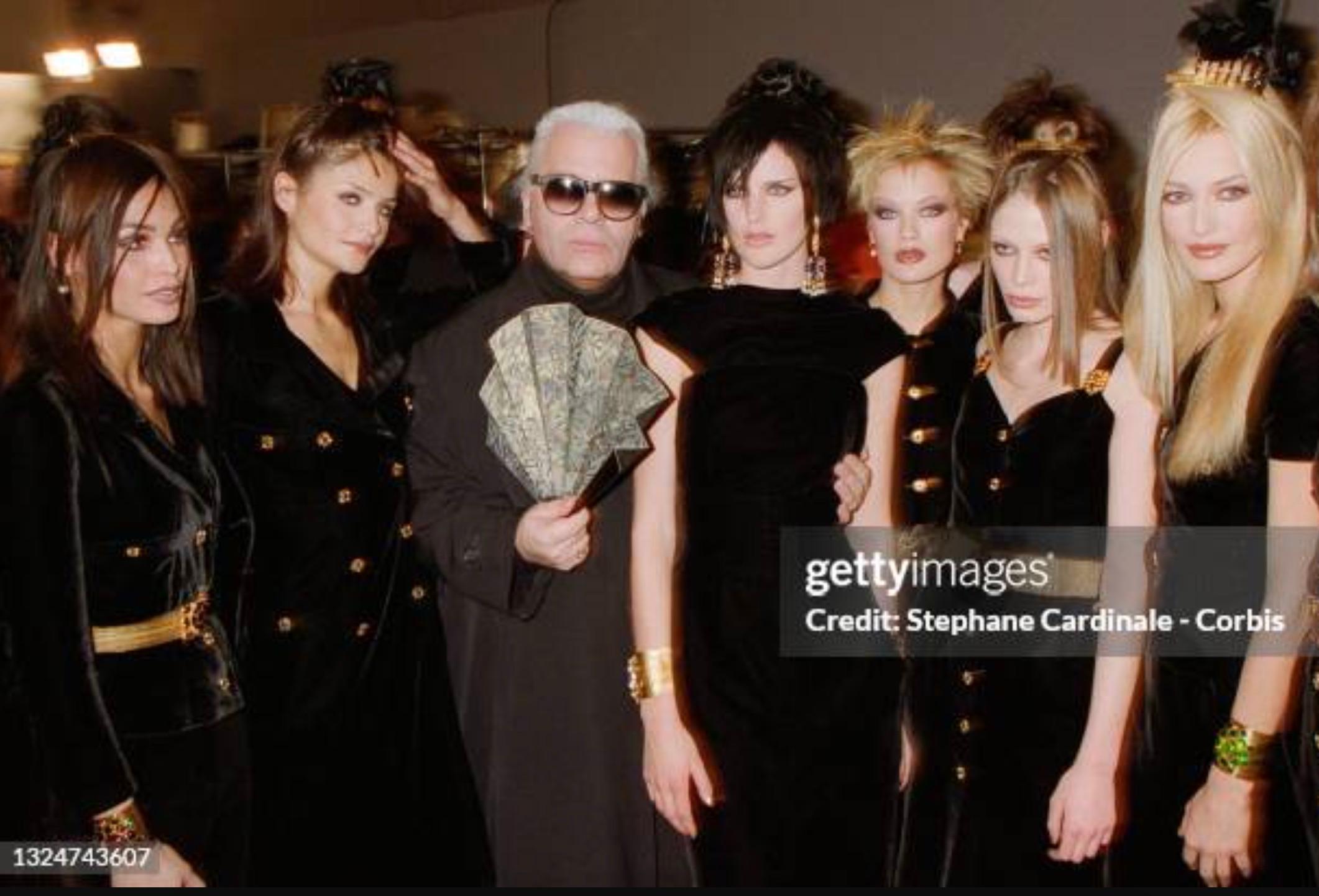 Chanel Vintage H/W 1996 Laufsteg Schwarzer Samt LBJ Gold Gripoix Juwelen 96A Jacke im Angebot 3