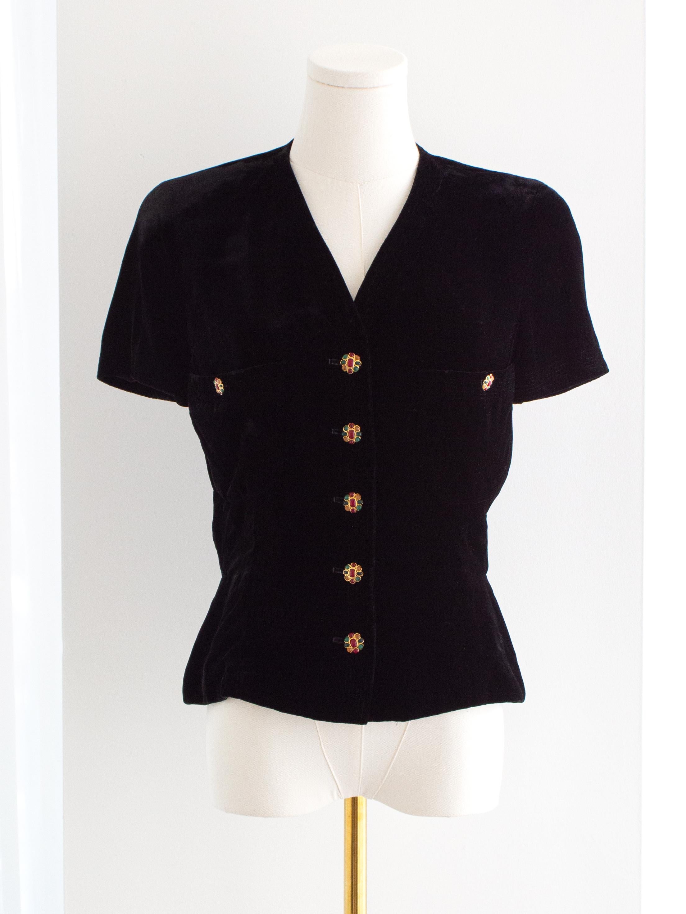 Chanel Vintage H/W 1996 Laufsteg Schwarzer Samt LBJ Gold Gripoix Juwelen 96A Jacke im Angebot 4