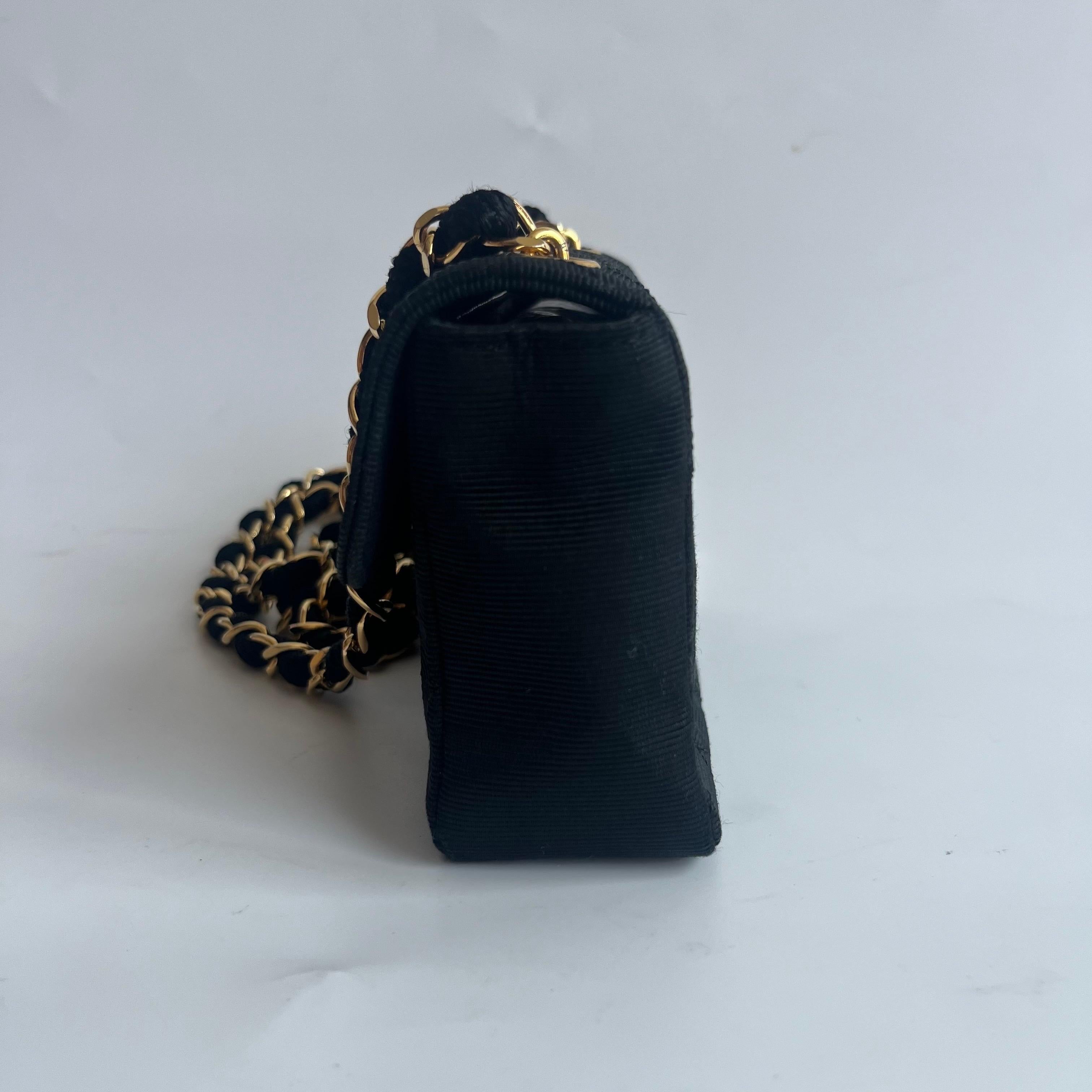 Chanel Vintage Bolso de tela con solapa extra pequeña Correa con botones de oro de 24 quilates en Bueno estado para la venta en AUBERVILLIERS, FR