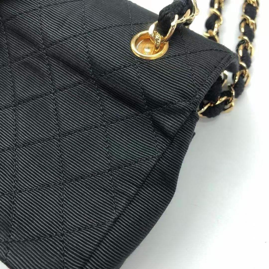 Chanel Vintage Bolso de tela con solapa extra pequeña Correa con botones de oro de 24 quilates en venta 2