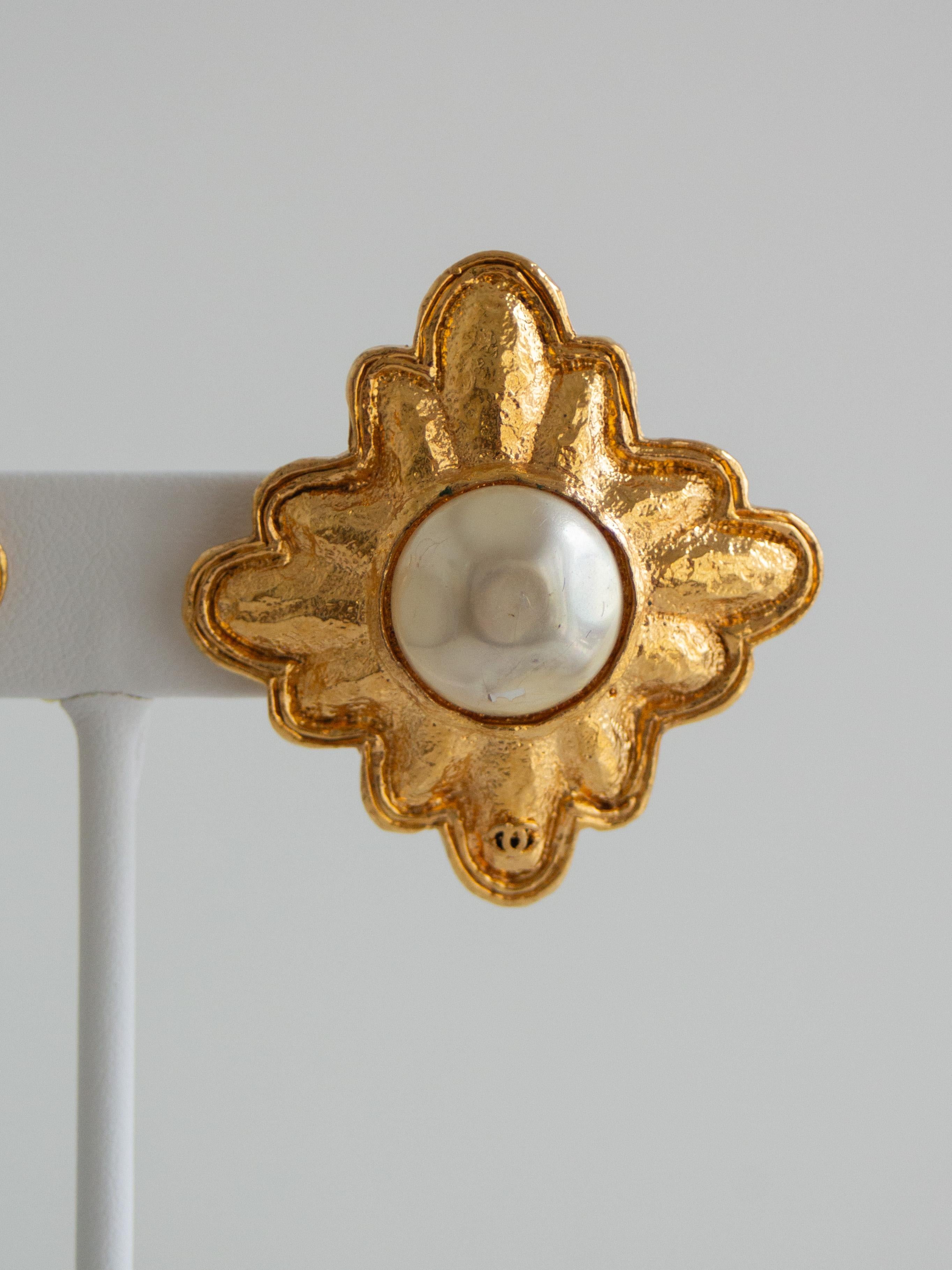 Orecchini a clip con perle finte placcate in oro della collezione Chanel Autunno 1991 26 In condizioni buone in vendita a Jersey City, NJ