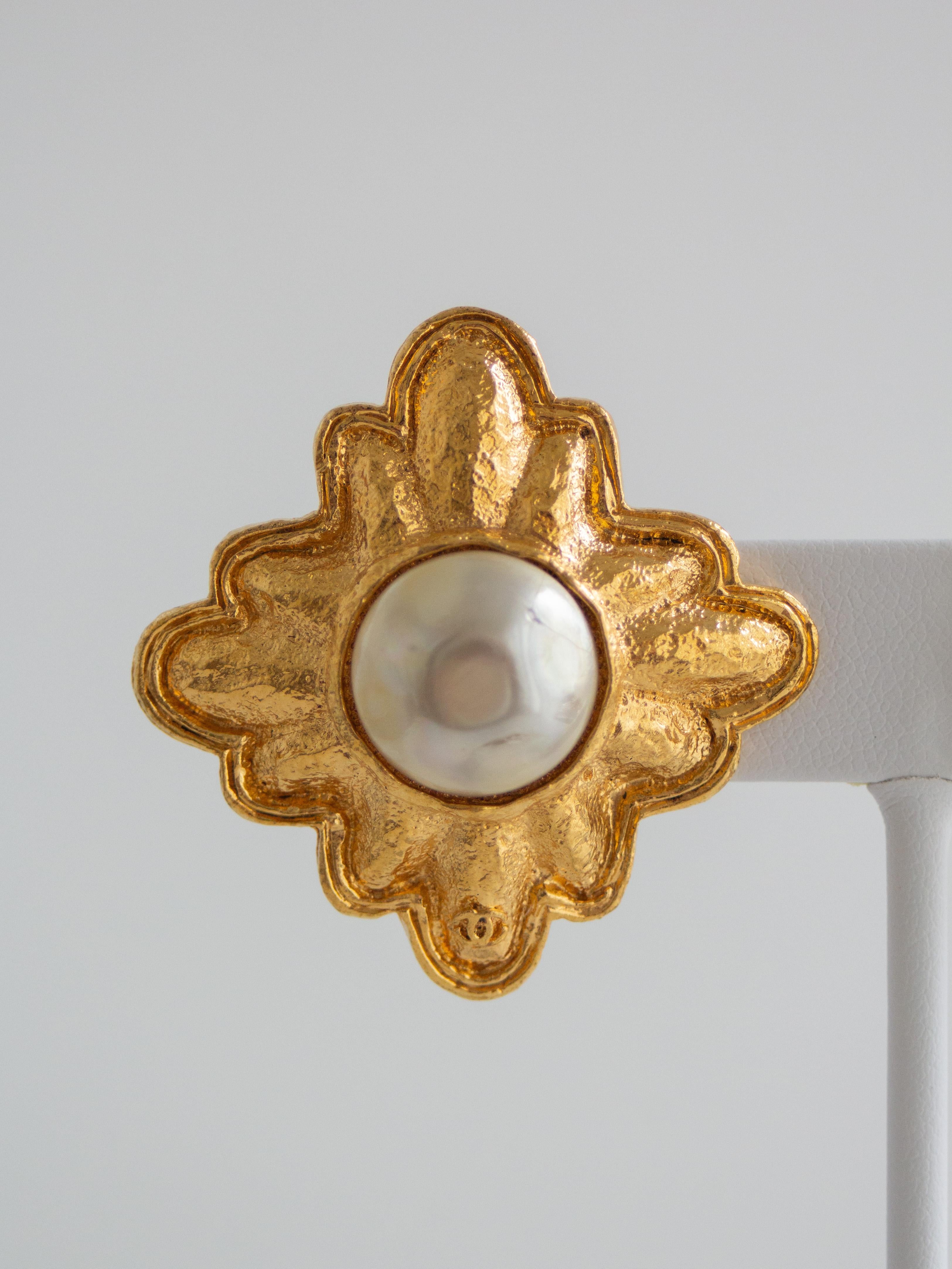Donna Orecchini a clip con perle finte placcate in oro della collezione Chanel Autunno 1991 26 in vendita