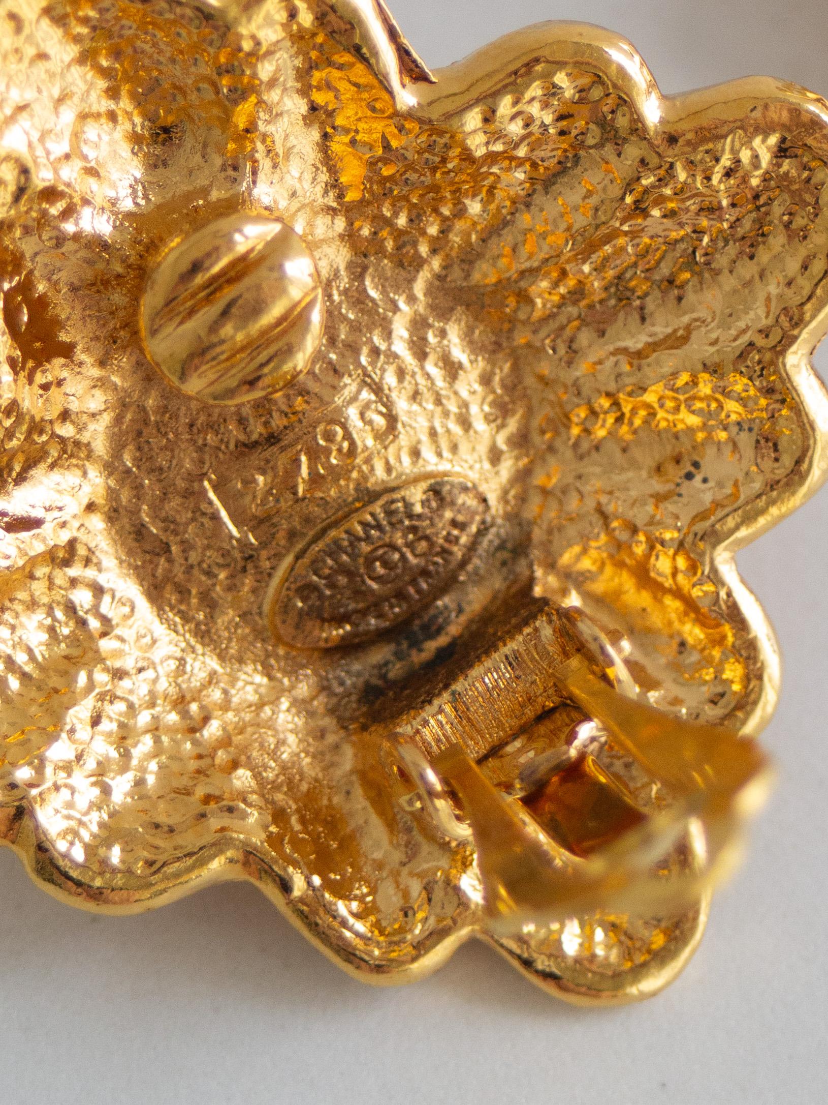 Orecchini a clip con perle finte placcate in oro della collezione Chanel Autunno 1991 26 in vendita 1