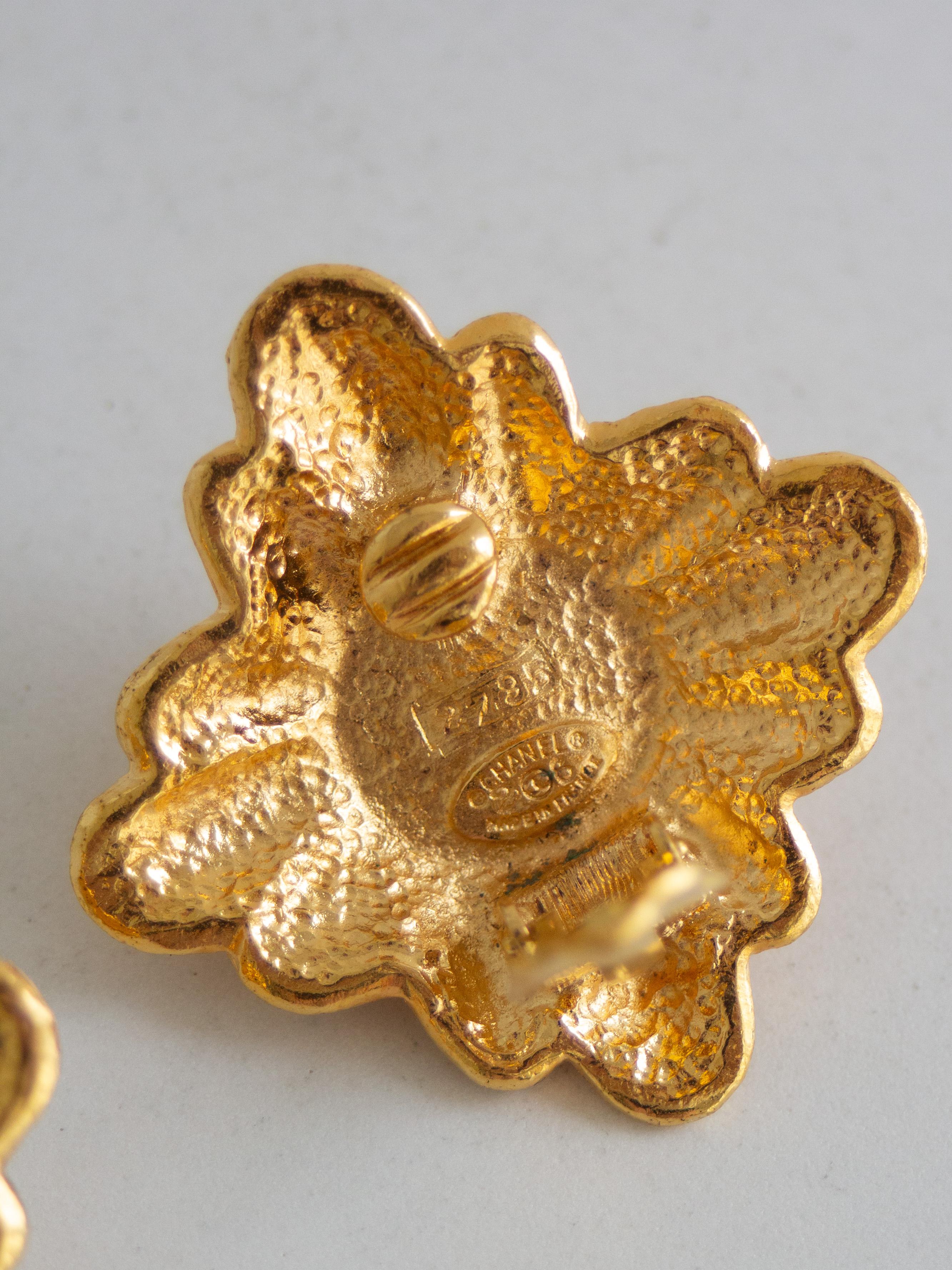 Orecchini a clip con perle finte placcate in oro della collezione Chanel Autunno 1991 26 in vendita 2