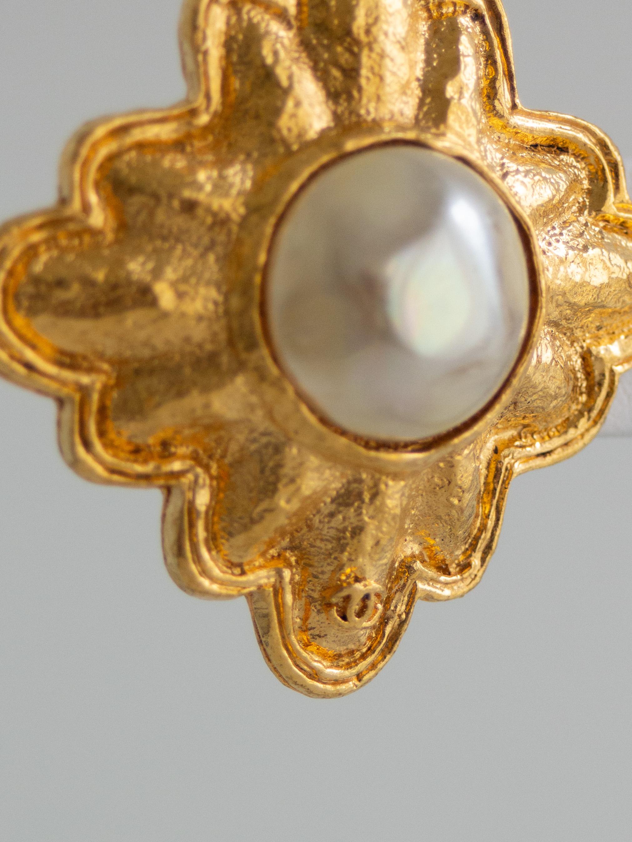 Orecchini a clip con perle finte placcate in oro della collezione Chanel Autunno 1991 26 in vendita 4