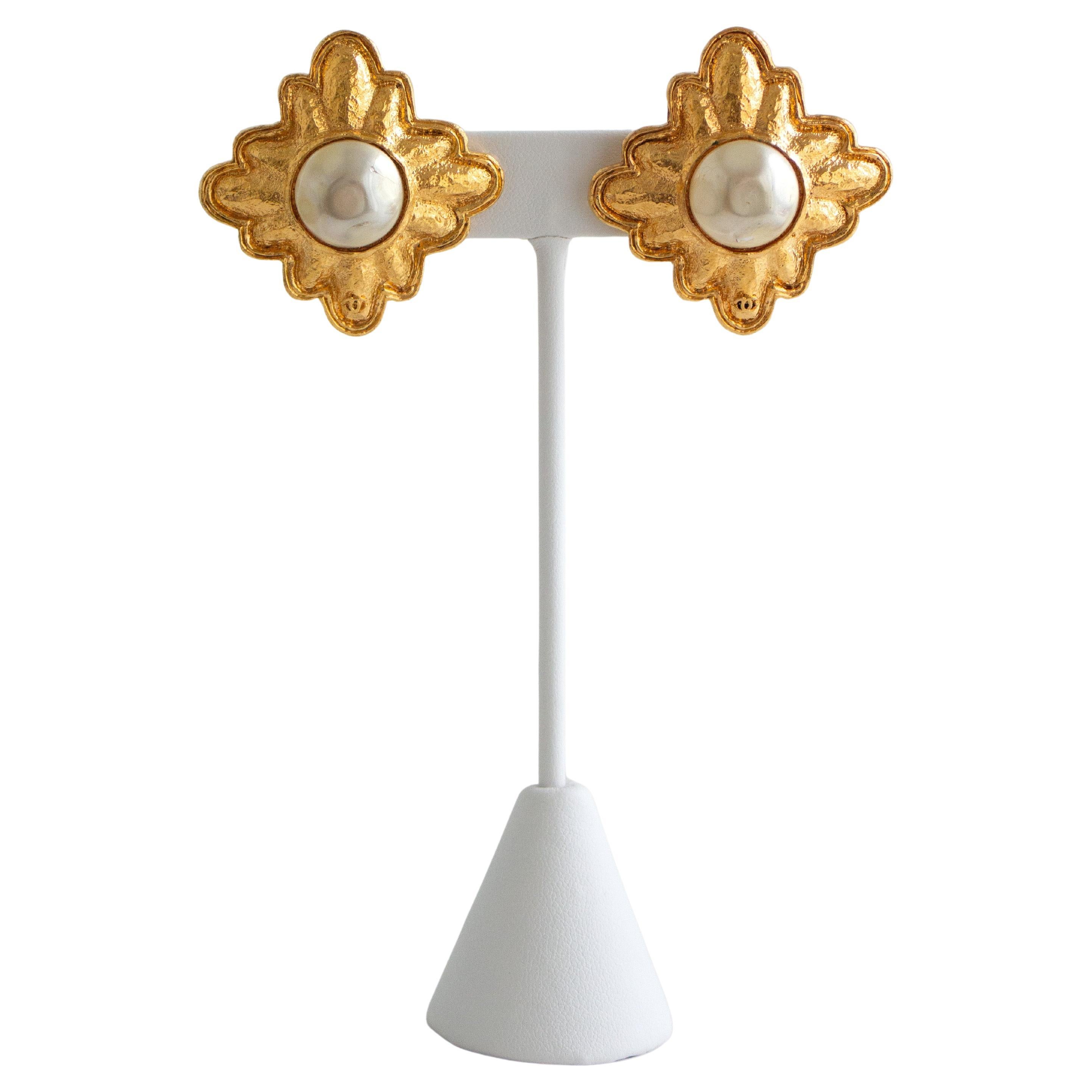 Orecchini a clip con perle finte placcate in oro della collezione Chanel Autunno 1991 26 in vendita