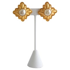 Orecchini a clip con perle finte placcate in oro della collezione Chanel Autunno 1991 26