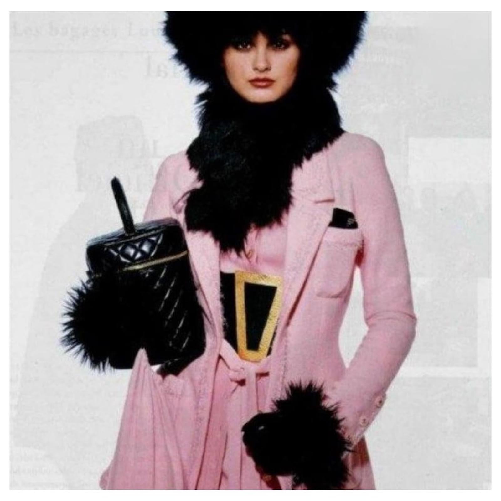 Super seltener Chanel Vintage Korsettgürtel aus der Herbst 1994 Kollektion und Werbekampagne. In fabelhaftem, einmal getragenem Zustand. 
Aus schwarzem Leder mit dekorativer, übergroßer, trapezförmiger, gehämmerter Metallschnalle auf der Vorderseite