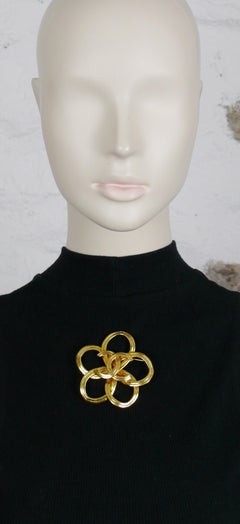Chanel, broche vintage automne 1997, couleur or, fleur stylisée et CC