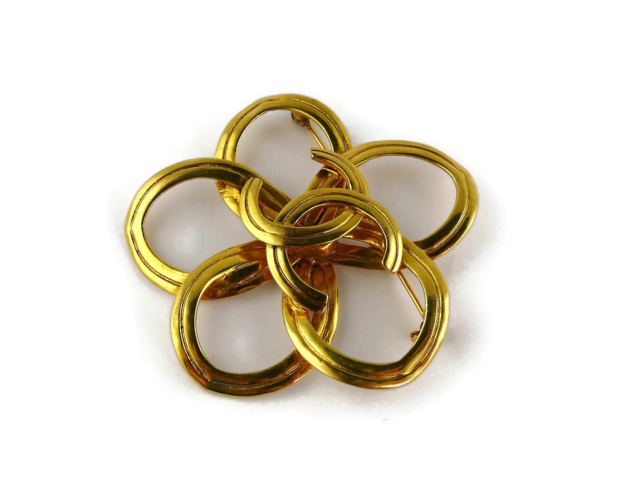 Chanel Vintage Fall 1997 Gold Toned Stylized Flower and CC Brooch In Good Condition For Sale In Nice, FR