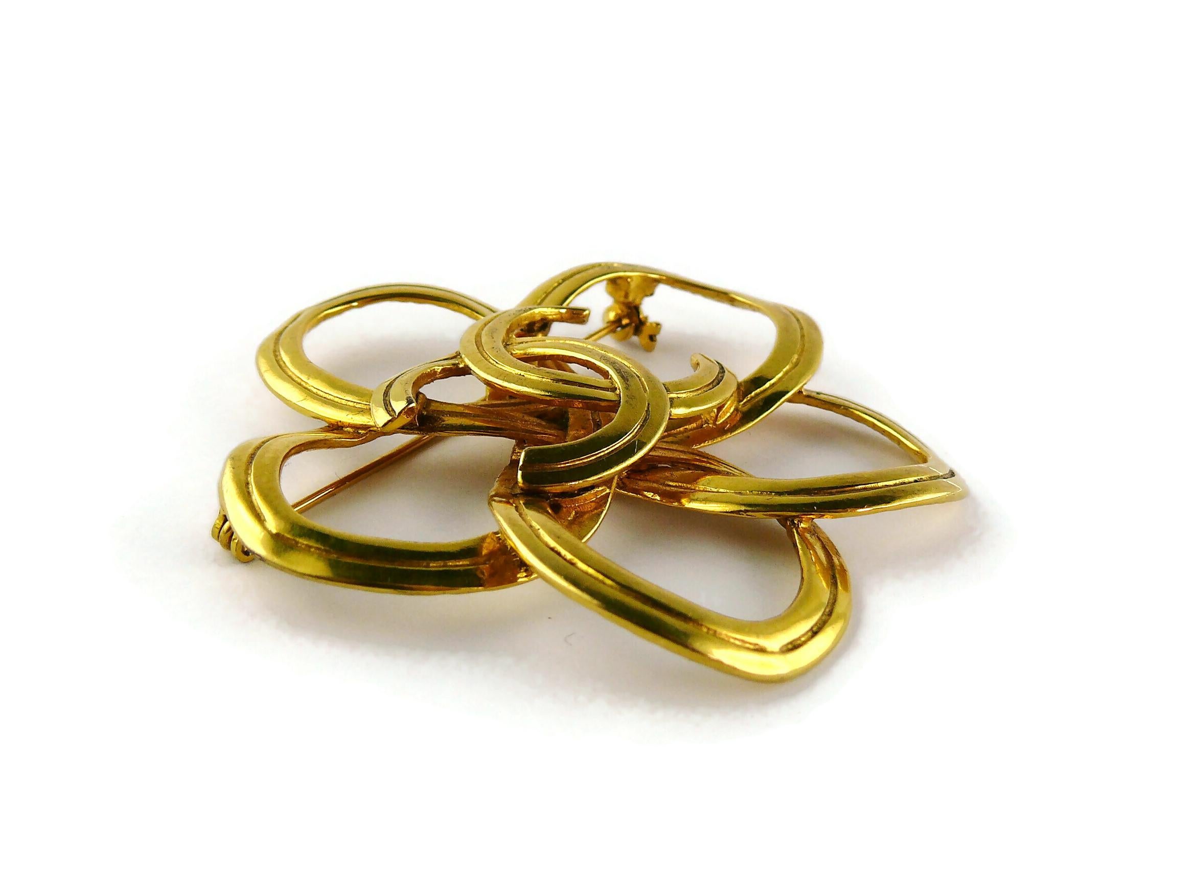 Chanel Vintage Fall 1997 Gold Toned Stylized Flower and CC Brooch For Sale 1