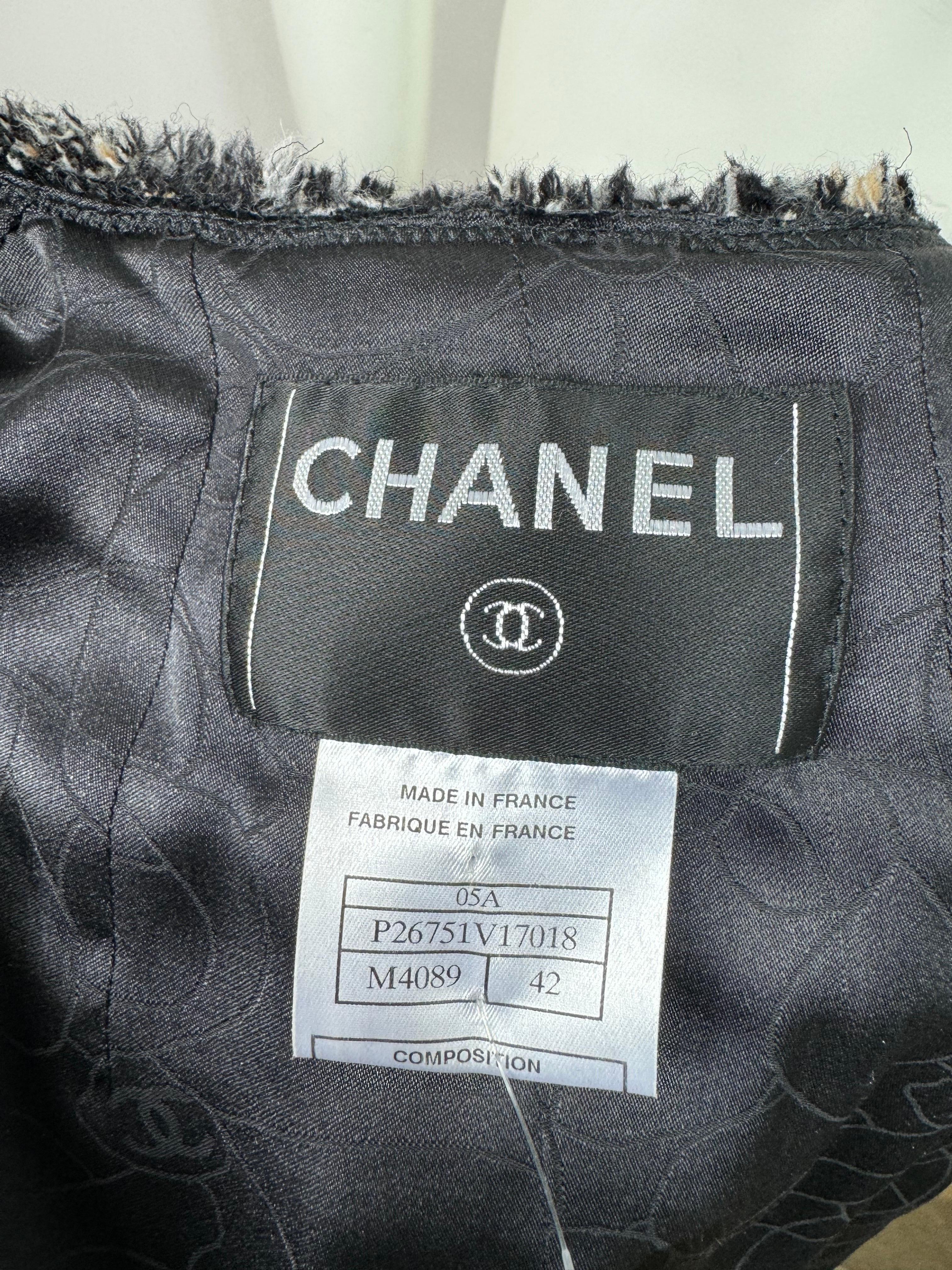 Chanel Vintage Fall 2005 Grey Tones Patterned 3/4 Sleeve Tweed Jacket - Size 42 For Sale 6