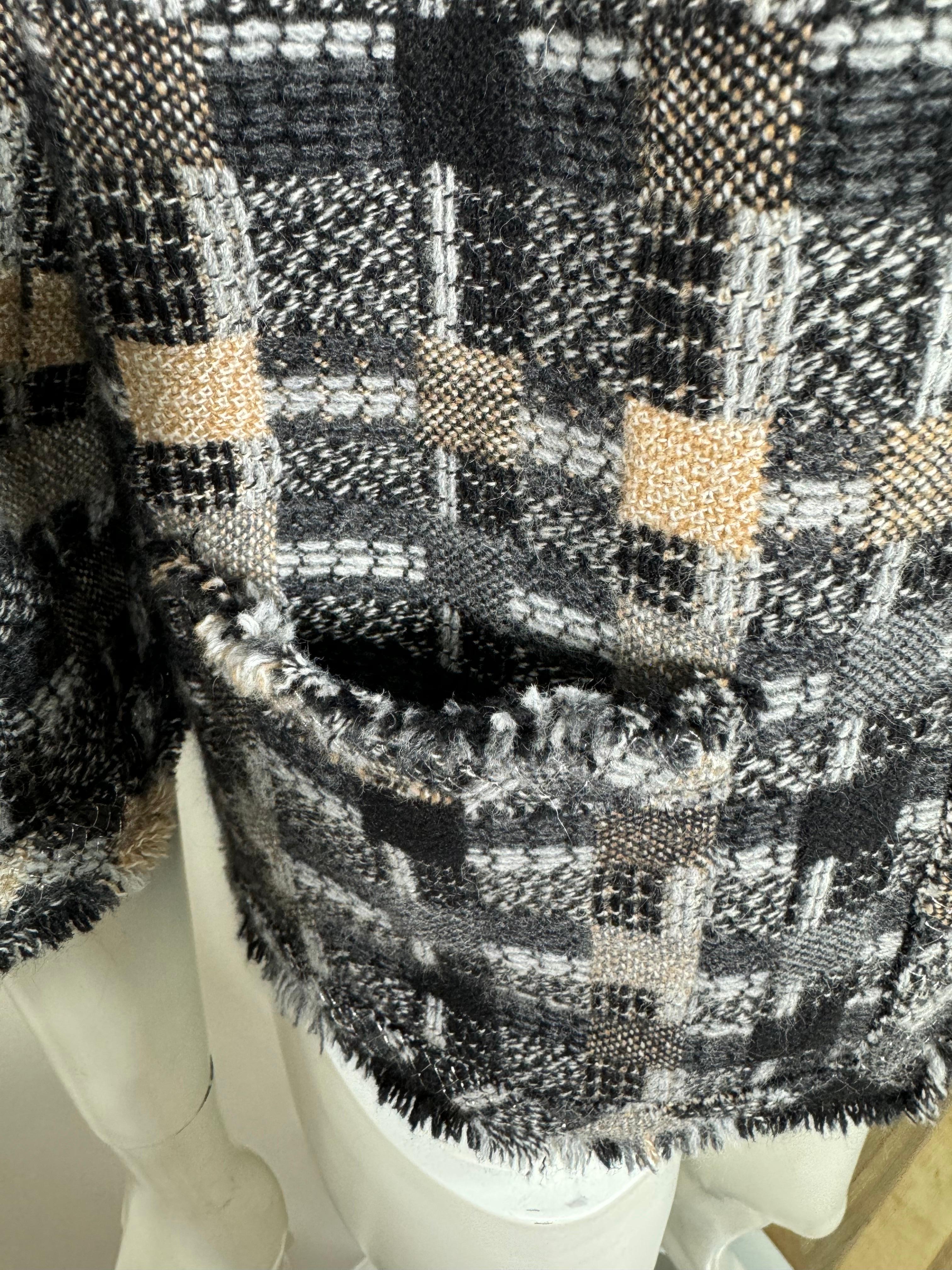 Chanel Vintage Fall 2005 Grey Tones Patterned 3/4 Sleeve Tweed Jacket - Size 42 In Excellent Condition For Sale In West Palm Beach, FL