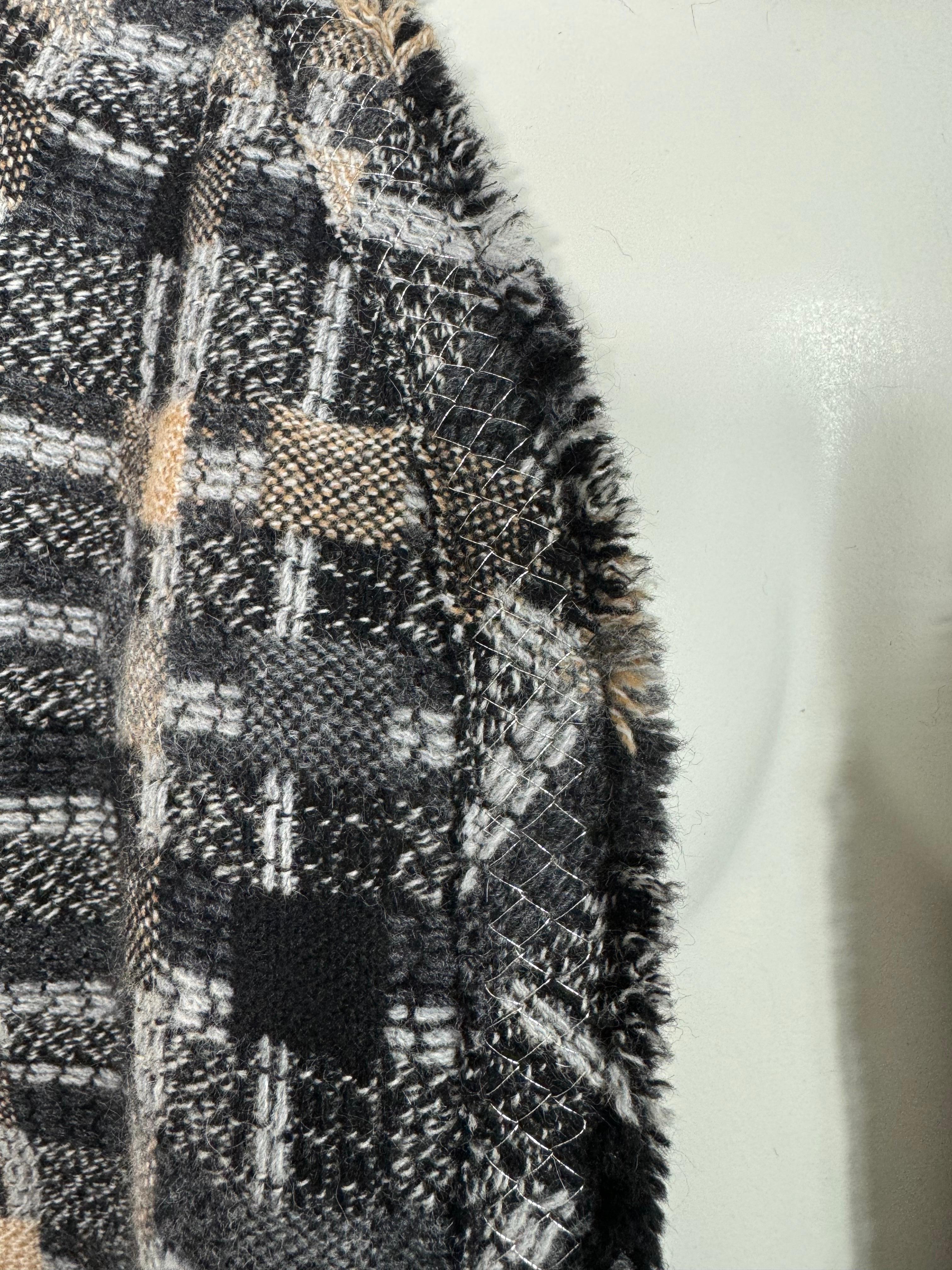 Women's Chanel Vintage Fall 2005 Grey Tones Patterned 3/4 Sleeve Tweed Jacket - Size 42 For Sale