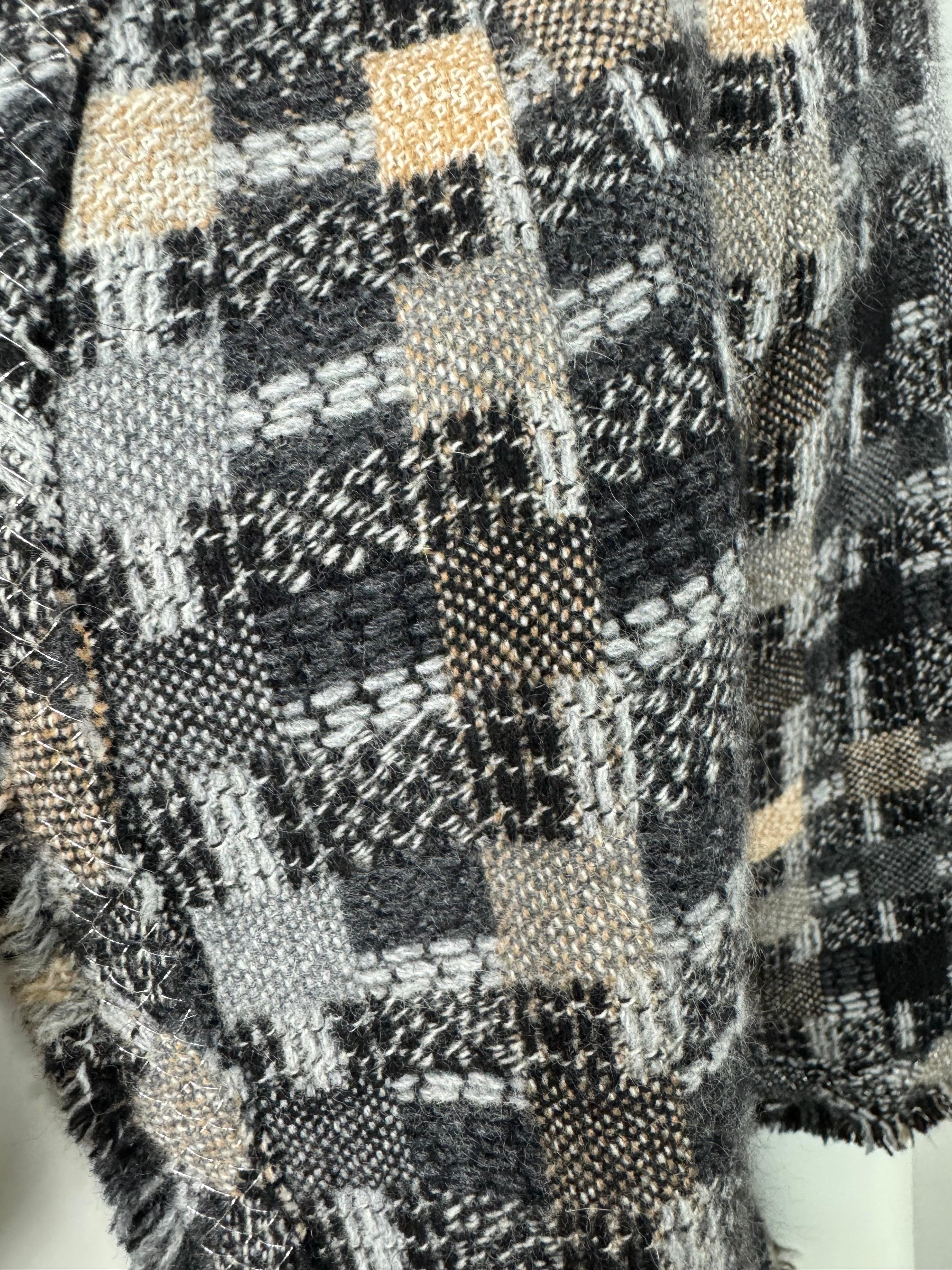 Chanel Vintage Fall 2005 Grey Tones Patterned 3/4 Sleeve Tweed Jacket - Size 42 For Sale 1