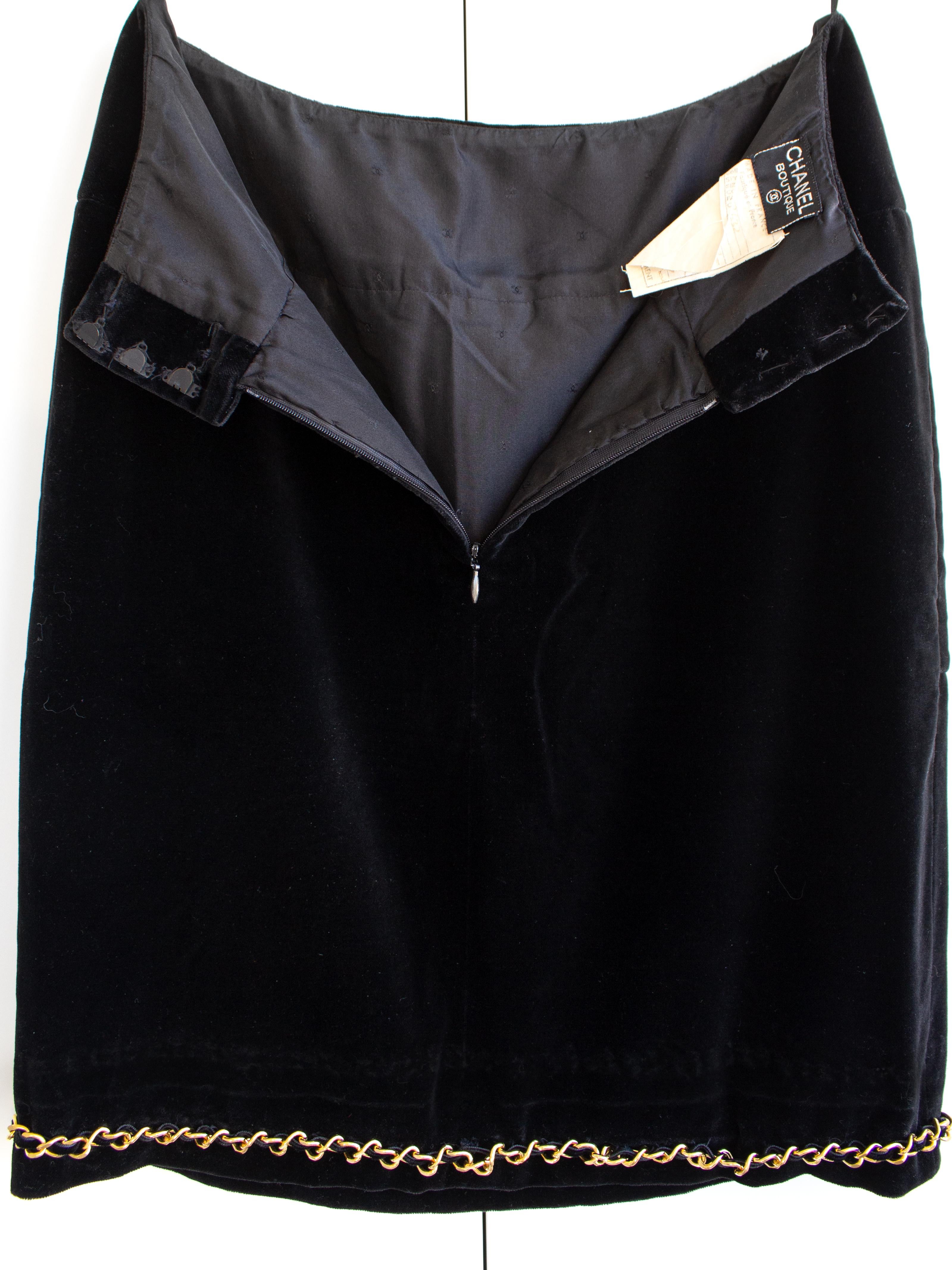Chanel Vintage Fall/Winter 1990 Black Velvet Gold Chain Mini Skirt For Sale 6
