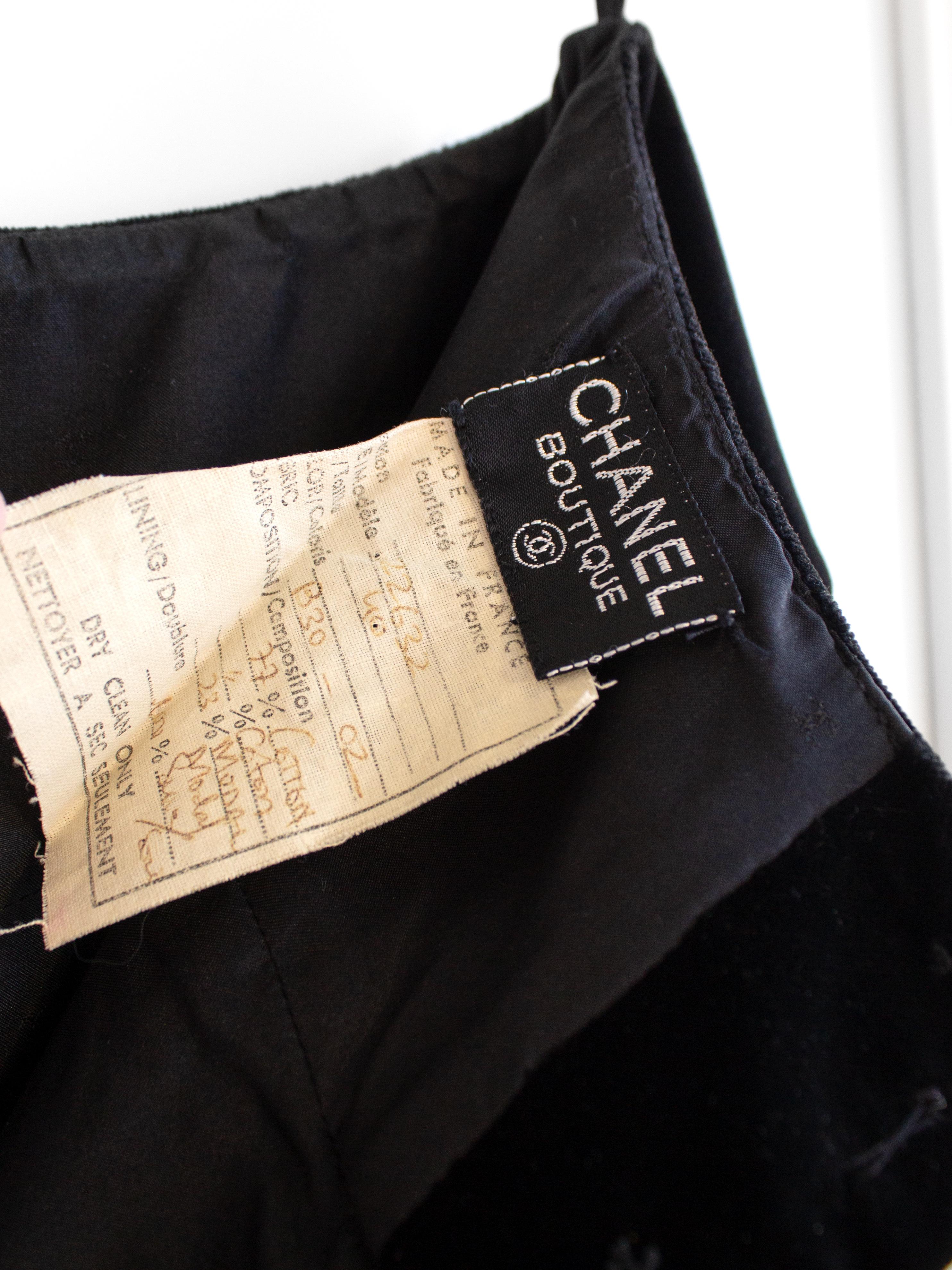 Chanel Vintage Fall/Winter 1990 Black Velvet Gold Chain Mini Skirt For Sale 7