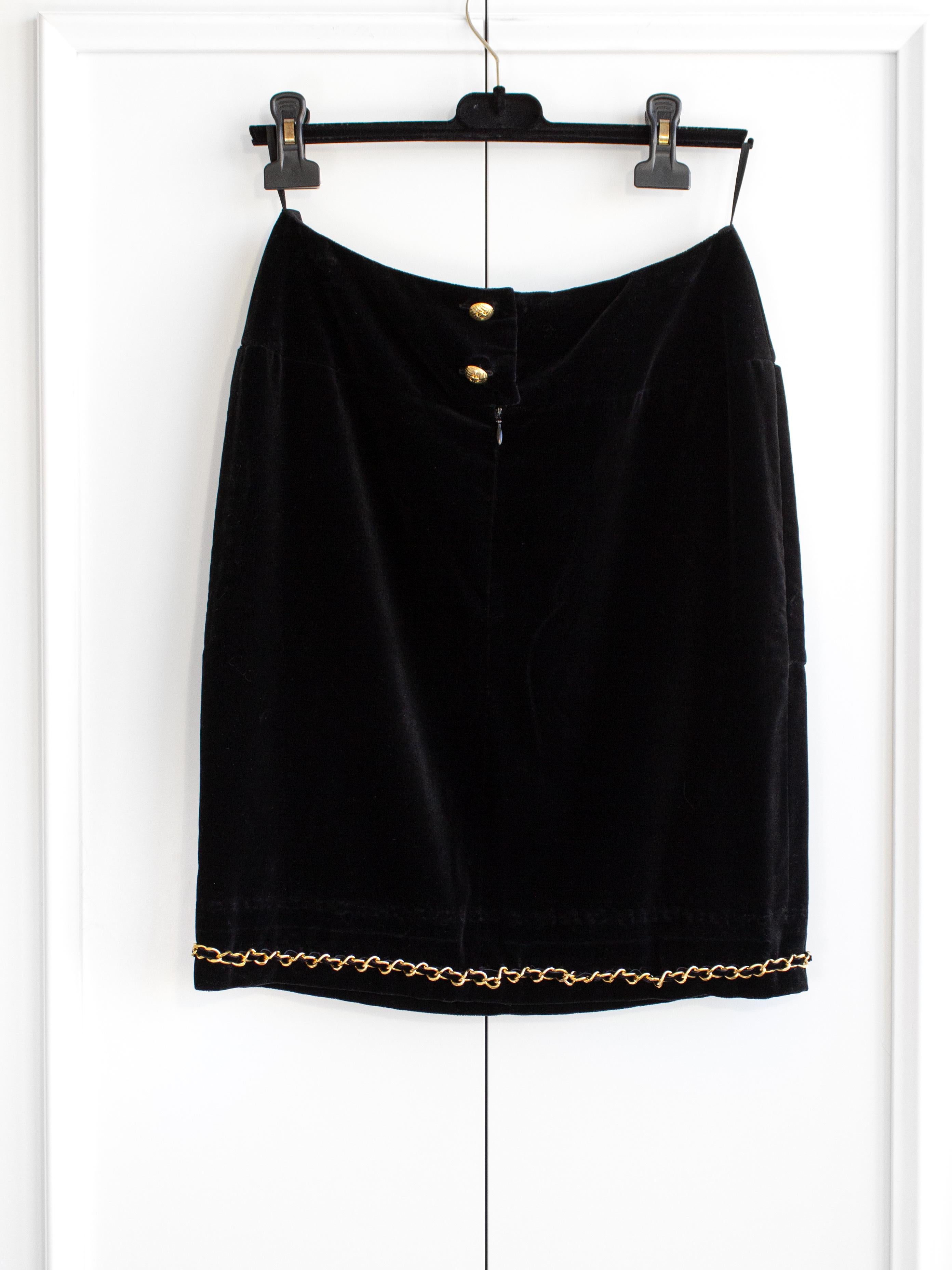 Women's Chanel Vintage Fall/Winter 1990 Black Velvet Gold Chain Mini Skirt For Sale