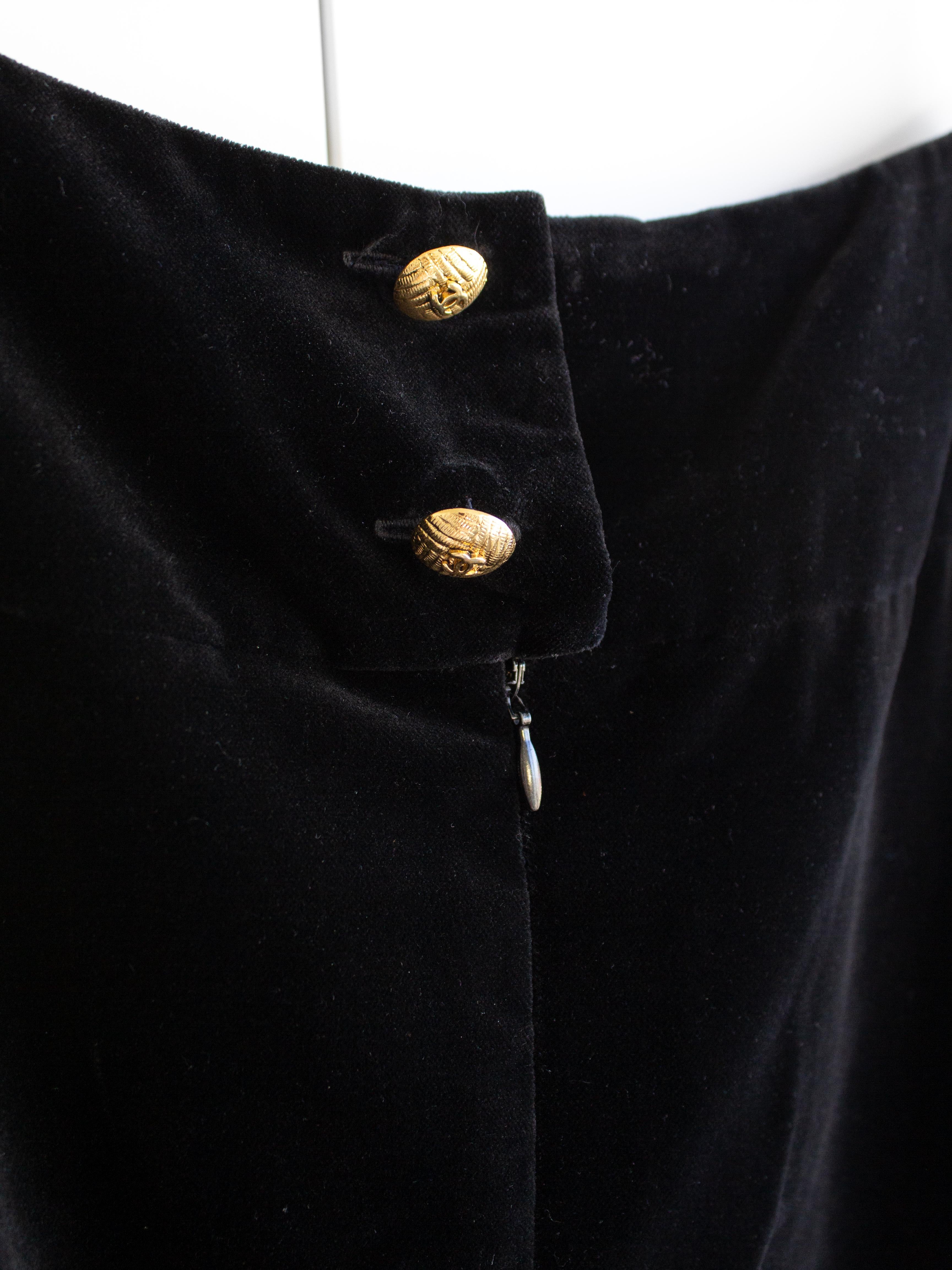 Chanel Vintage Fall/Winter 1990 Black Velvet Gold Chain Mini Skirt For Sale 1