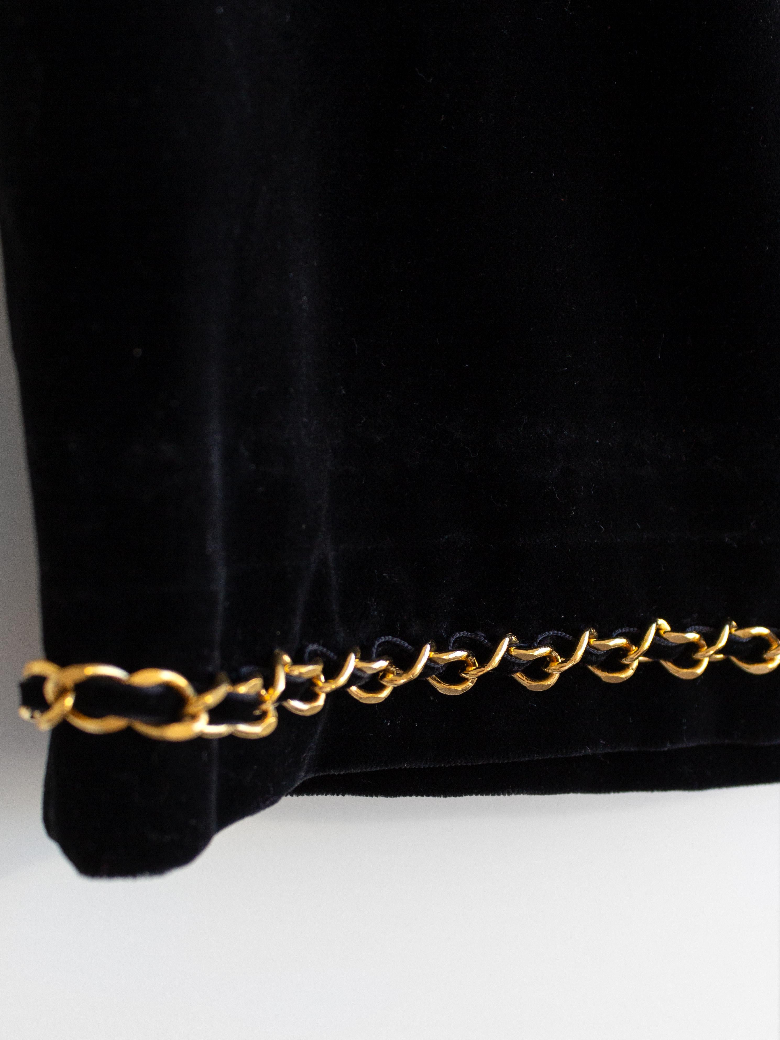 Chanel Vintage Fall/Winter 1990 Black Velvet Gold Chain Mini Skirt For Sale 2
