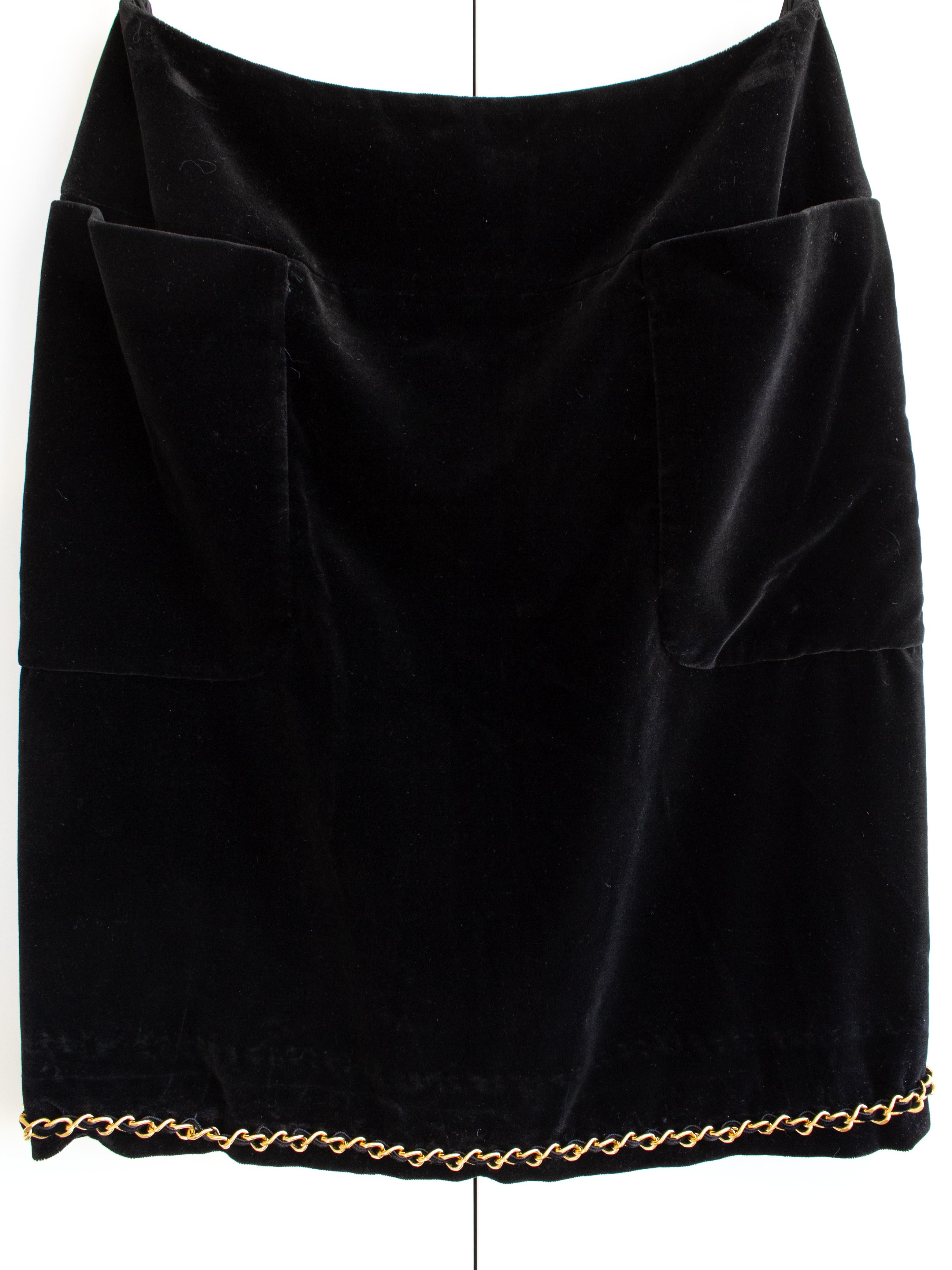 Chanel Vintage Fall/Winter 1990 Black Velvet Gold Chain Mini Skirt For Sale 3