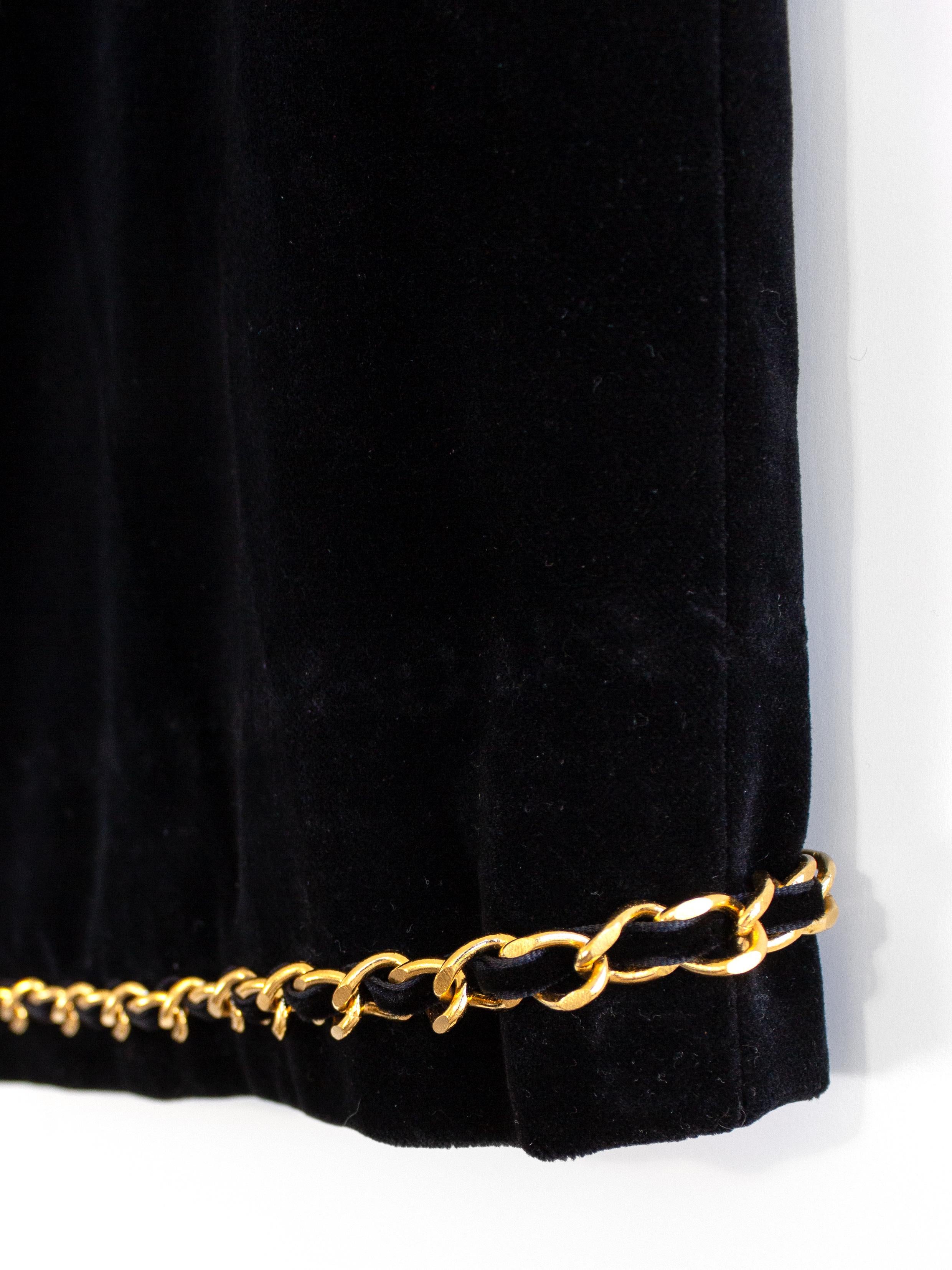Chanel Vintage Fall/Winter 1990 Black Velvet Gold Chain Mini Skirt For Sale 5
