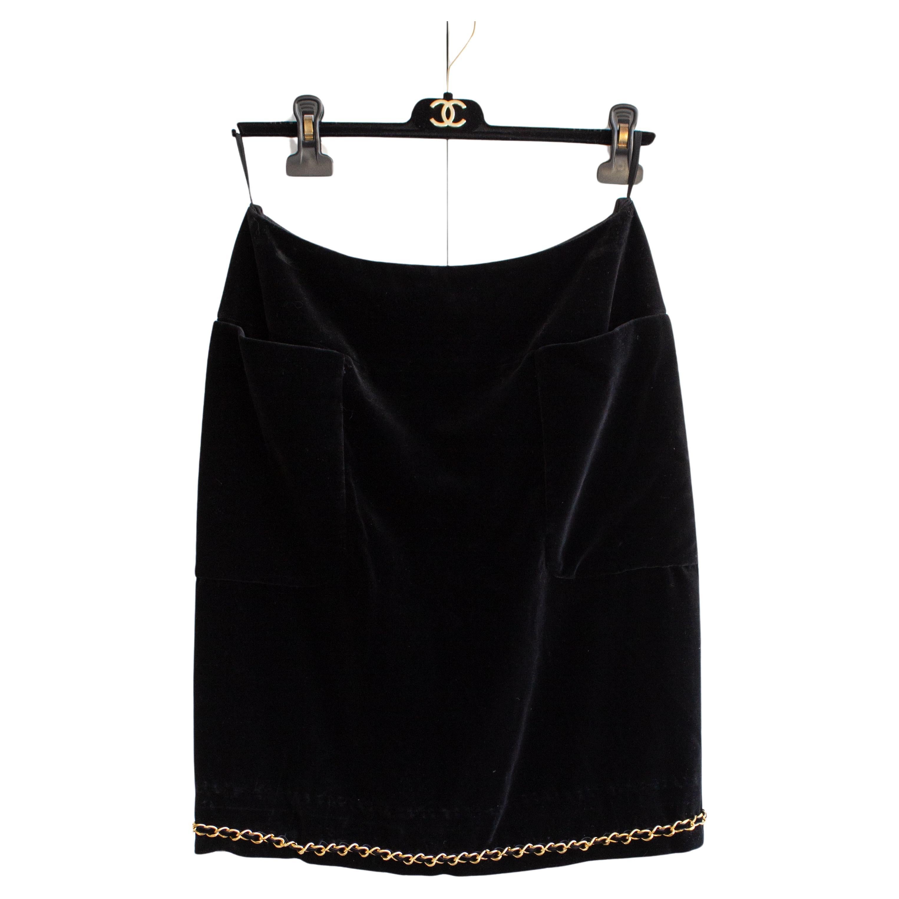 Chanel Vintage Fall/Winter 1990 Black Velvet Gold Chain Mini Skirt For Sale