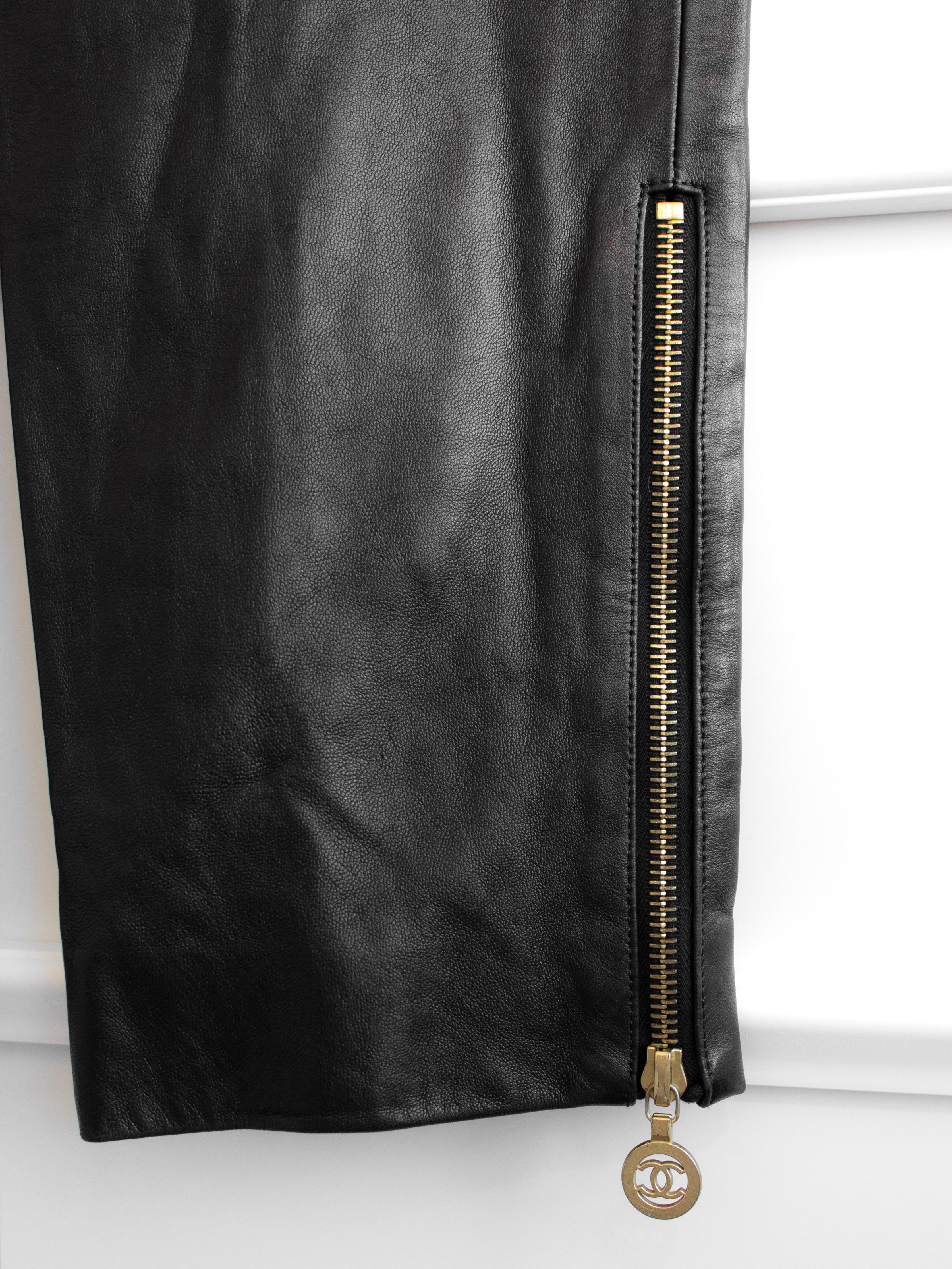Chanel Vintage Fall/Winter 1992 Black Lambskin Leather Gold Zip CC Pants For Sale 9