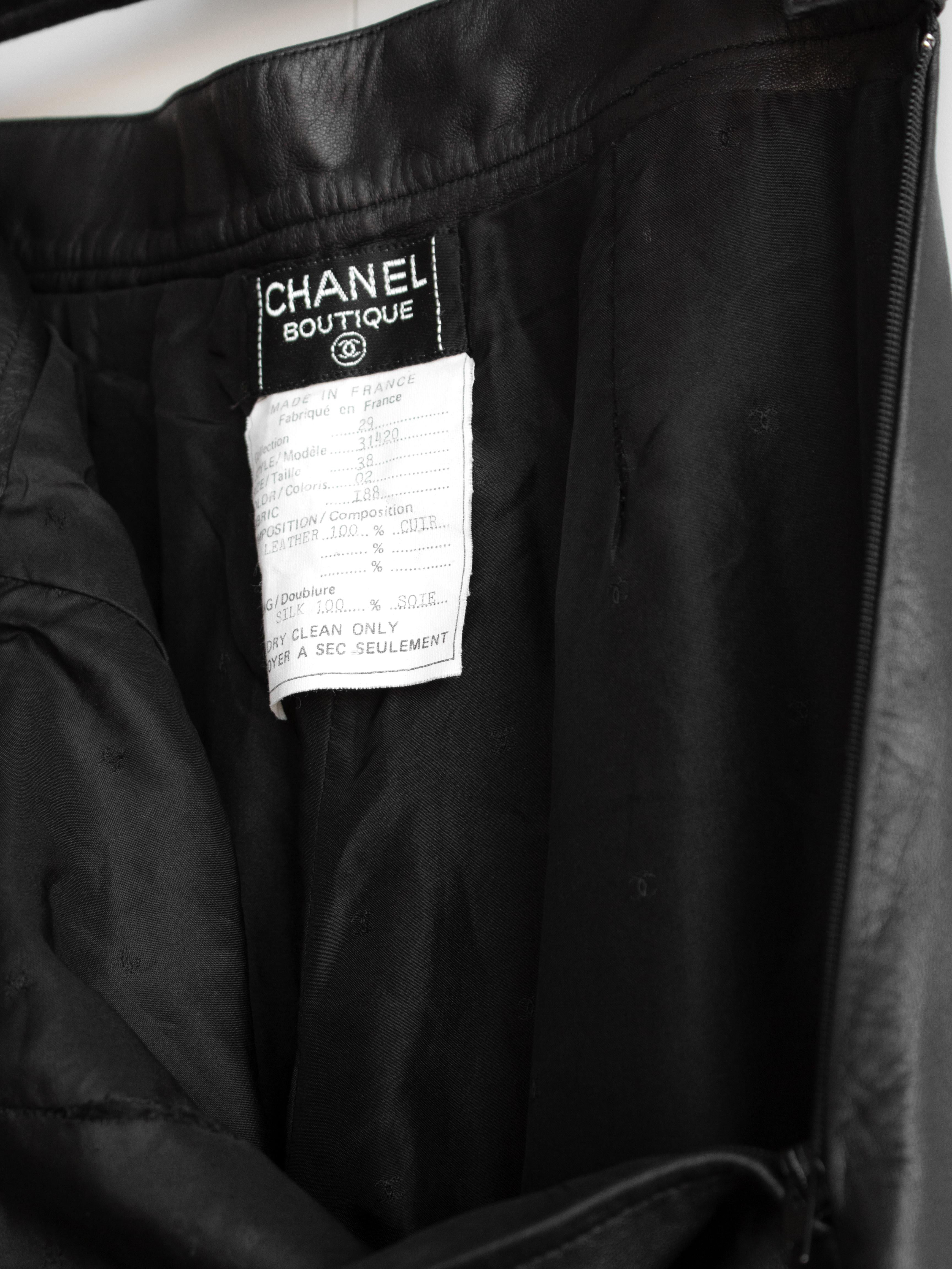 Chanel Vintage Fall/Winter 1992 Black Lambskin Leather Gold Zip CC Pants For Sale 10