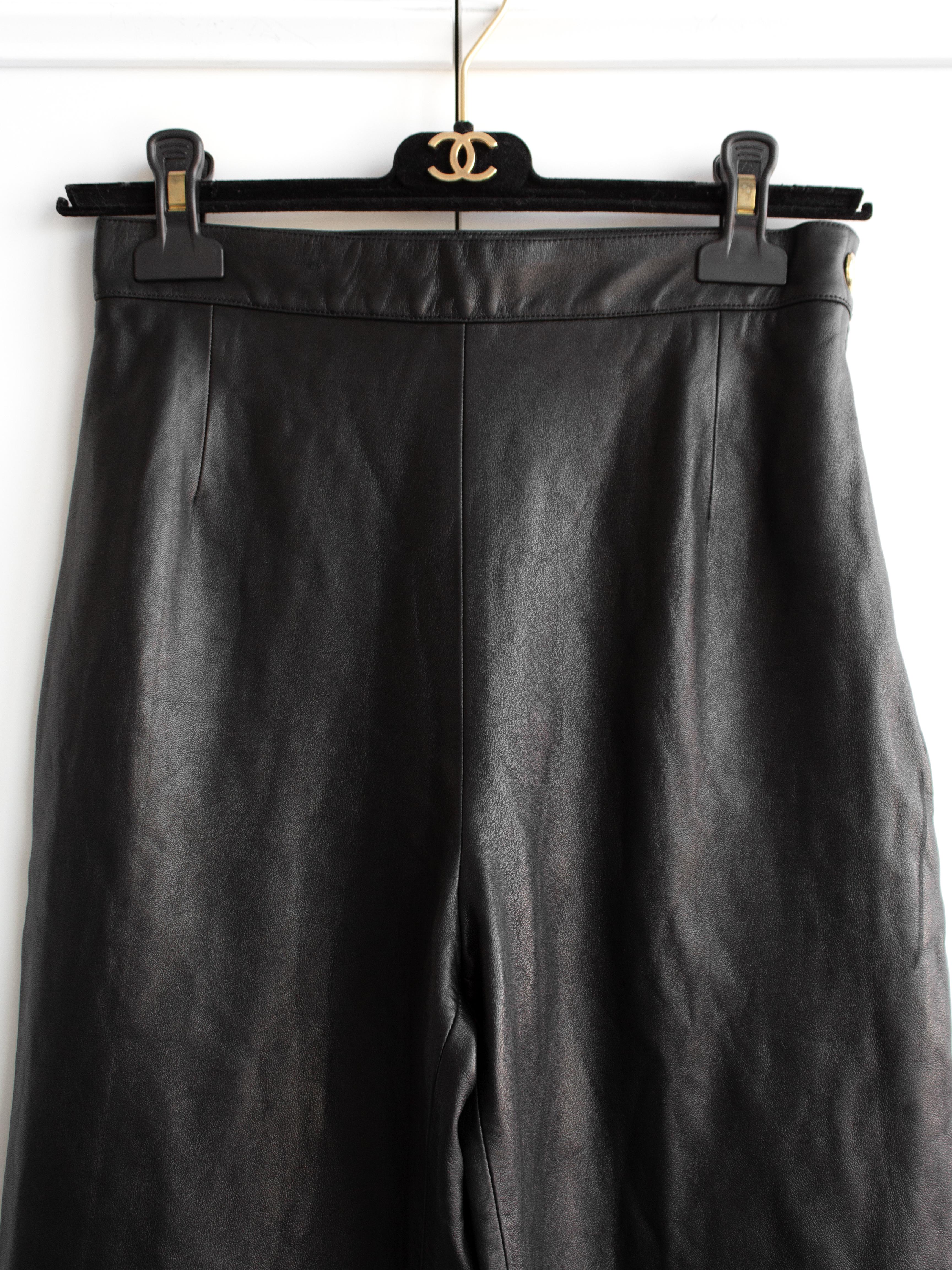 Chanel Vintage Fall/Winter 1992 Black Lambskin Leather Gold Zip CC Pants For Sale 4