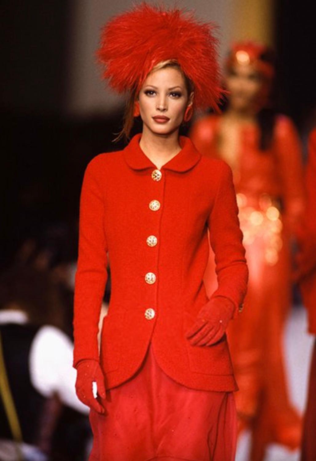 Wir präsentieren eine seltene Chanel-Jacke aus der Herbst/Winter-Kollektion 1992. Diese besondere Jacke ist ein Sammlerstück und war an den Supermodels Christy Turlington und Claudia Schiffers zu sehen. Er ist aus leuchtender 