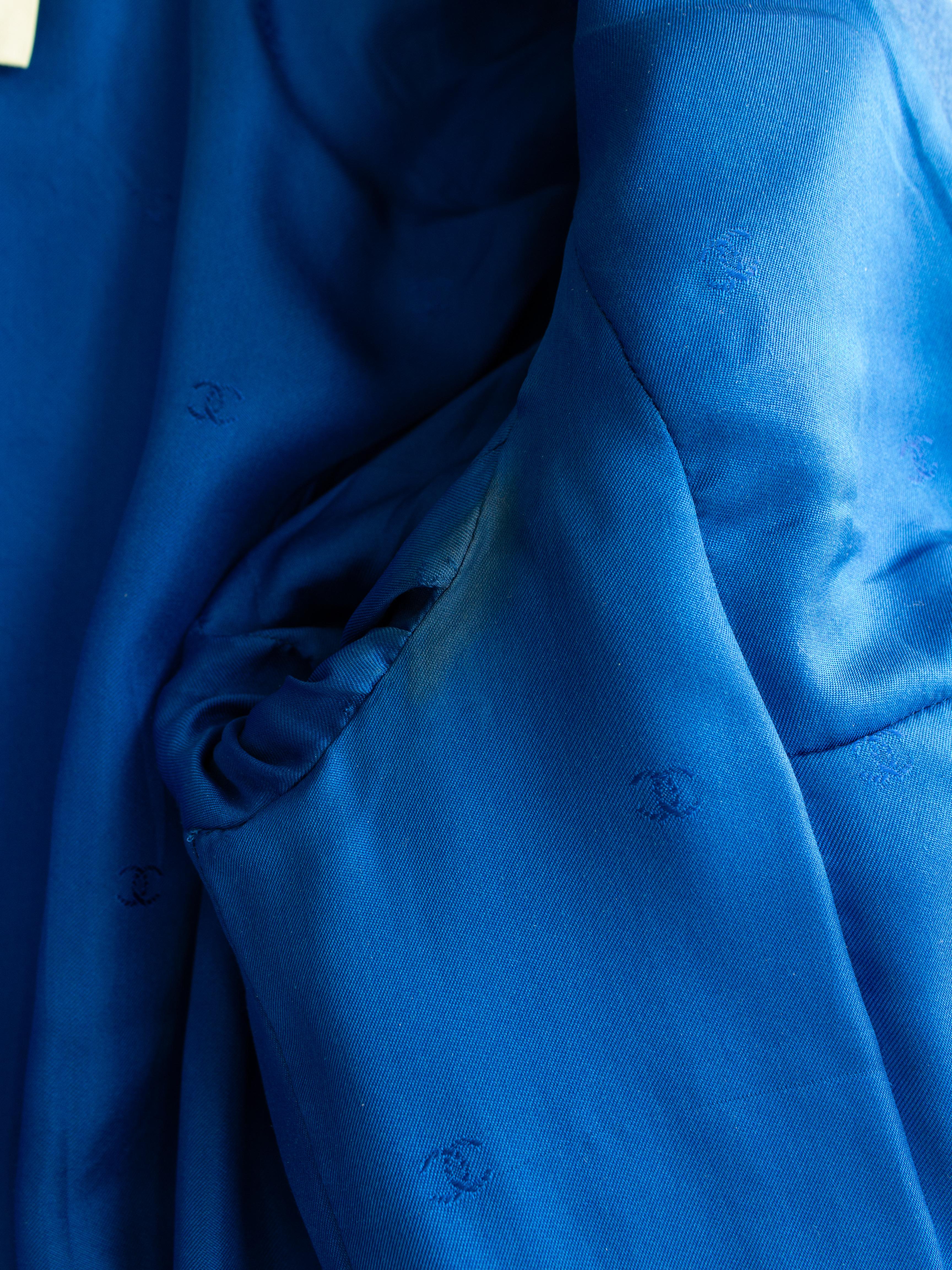 Chanel Vintage automne/hiver 1996 Royal Blue Gold Gripoix 96A veste en tweed de laine en vente 12
