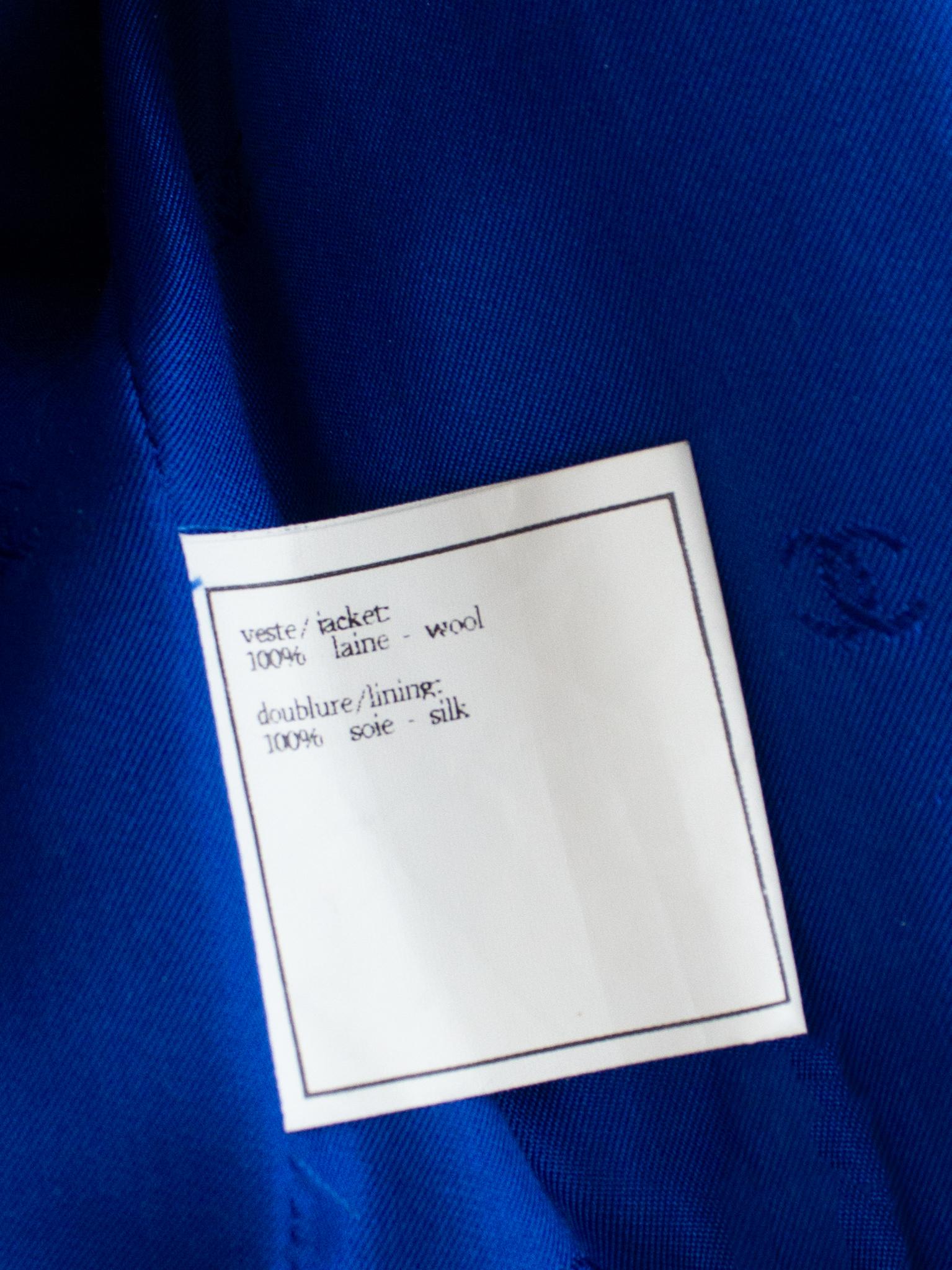 Chanel Vintage automne/hiver 1996 Royal Blue Gold Gripoix 96A veste en tweed de laine en vente 14