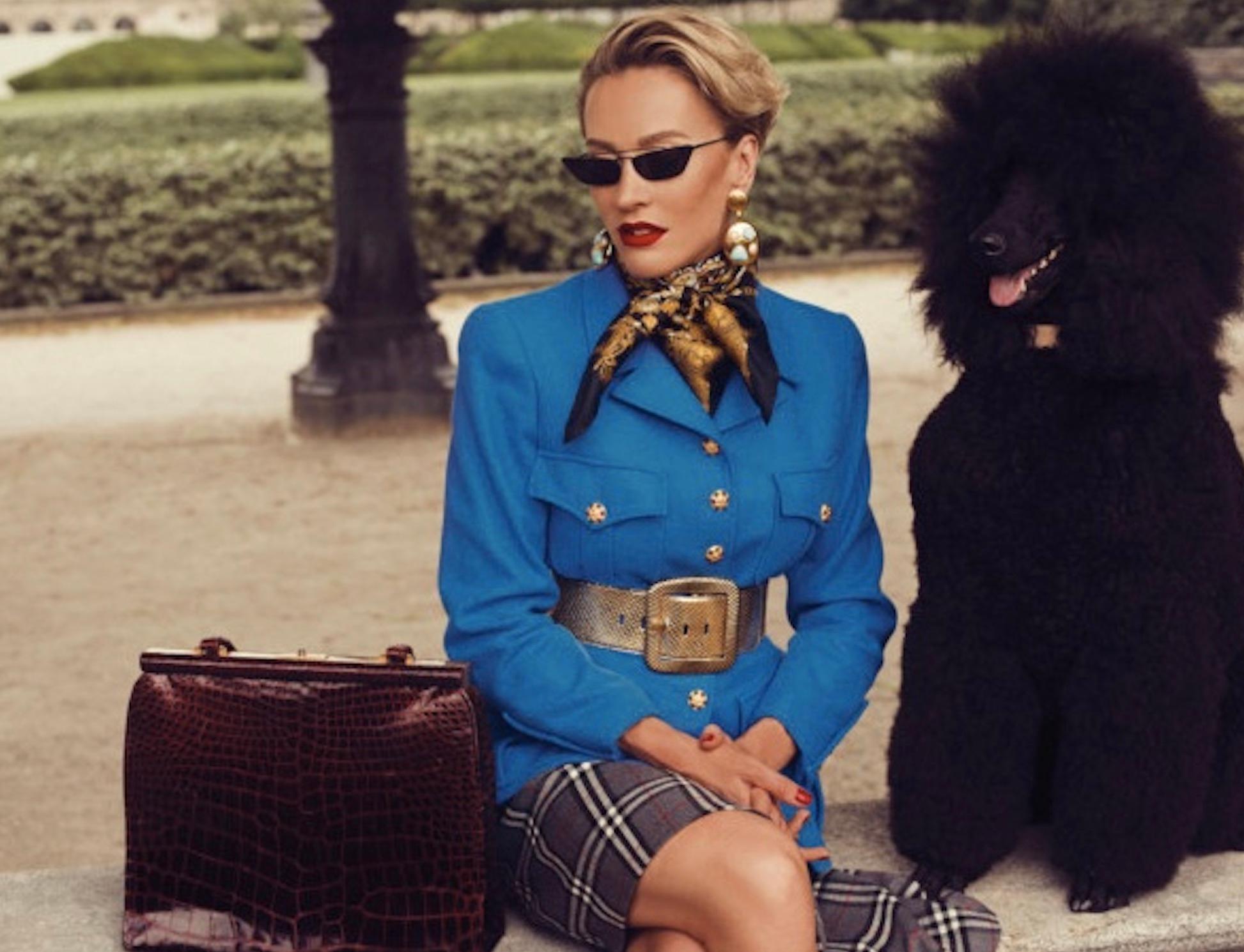 Chanel Vintage Fall/Winter 1996 Royal Blue Gold Gripoix 96A Wool Tweed Jacket In Good Condition In Jersey City, NJ