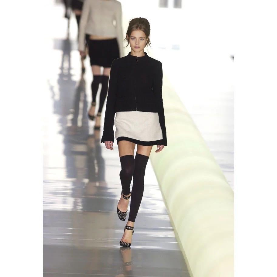 Chanel 2003 White and Black Trim Silk CC Skirt

Fall 2003 Ready-to-Wear Collection — Look 1
Ivory White / Black
High waisted
Contrasting banded trim 
Front darts
Small interlocking CC with faux pearls
Invisible back zipper closure
Short,