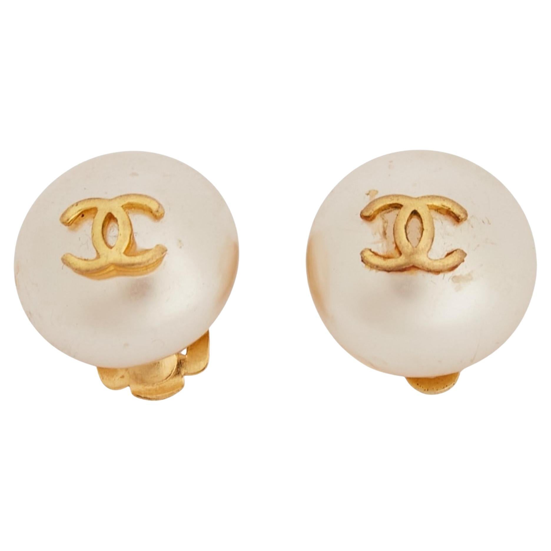 Boucles d'oreilles boutons vintage Chanel en fausses perles et or (années  1990) En vente sur 1stDibs